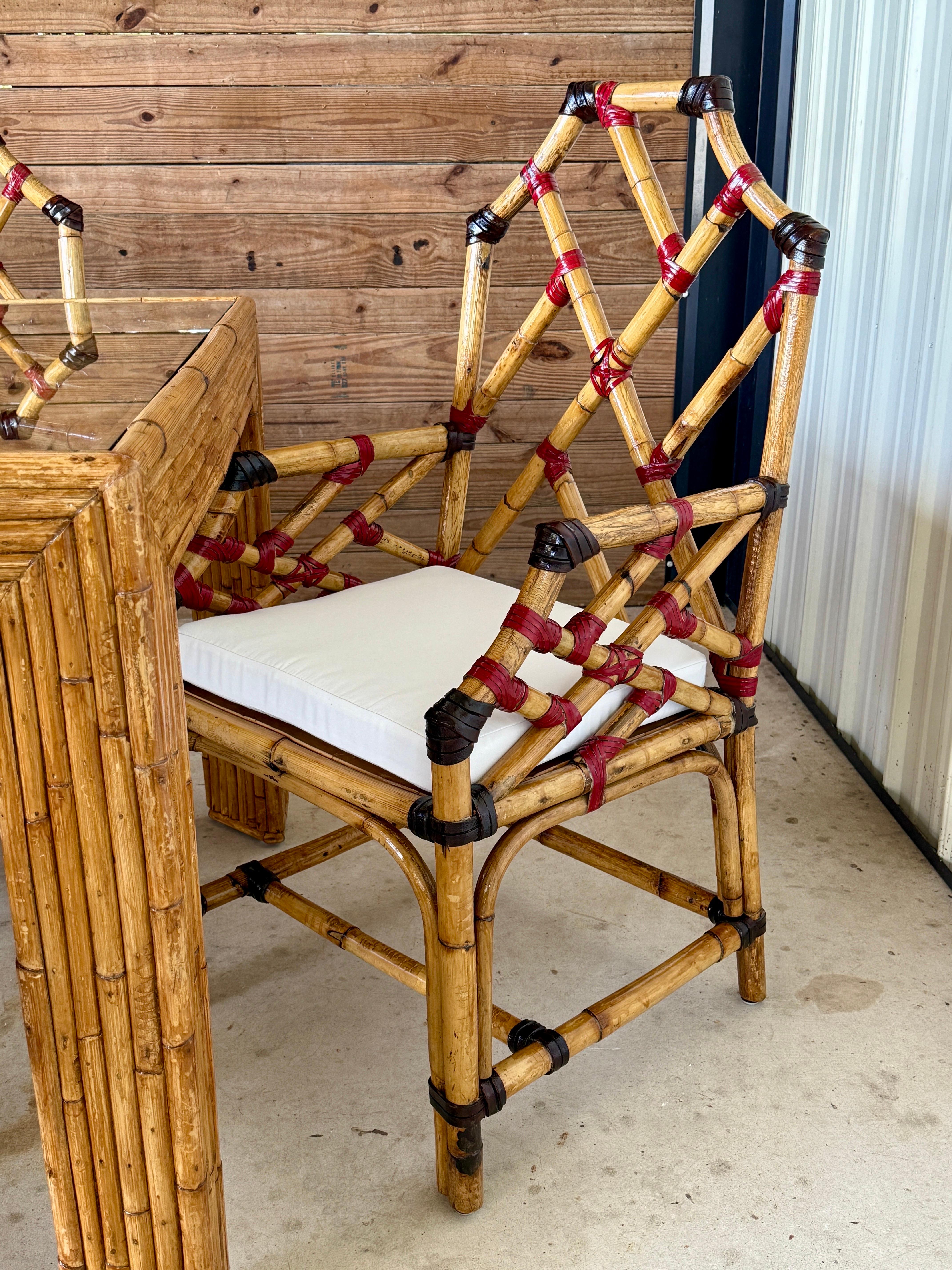 Cuir Ensemble de salle à manger en bambou Chippendale restauré au milieu du 20e siècle - Table W en vente