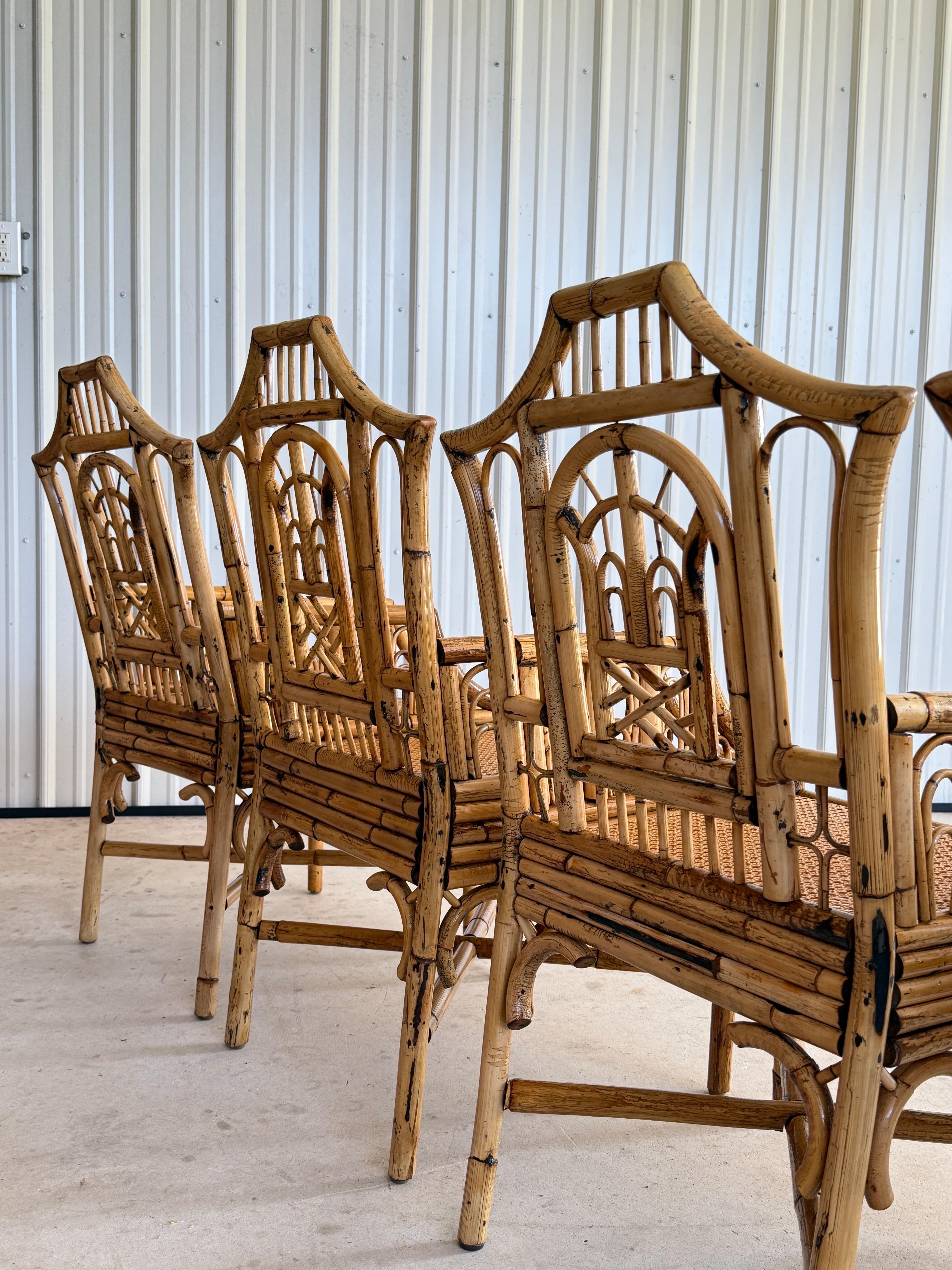 Un fenomenale set di quattro poltrone Chippendale in rattan fatte a mano della metà del XX secolo, completamente restaurate e pronte a rubare la scena in qualsiasi spazio di ispirazione Coastal Regency, Old Florida o British Colonial. Ogni sedia è