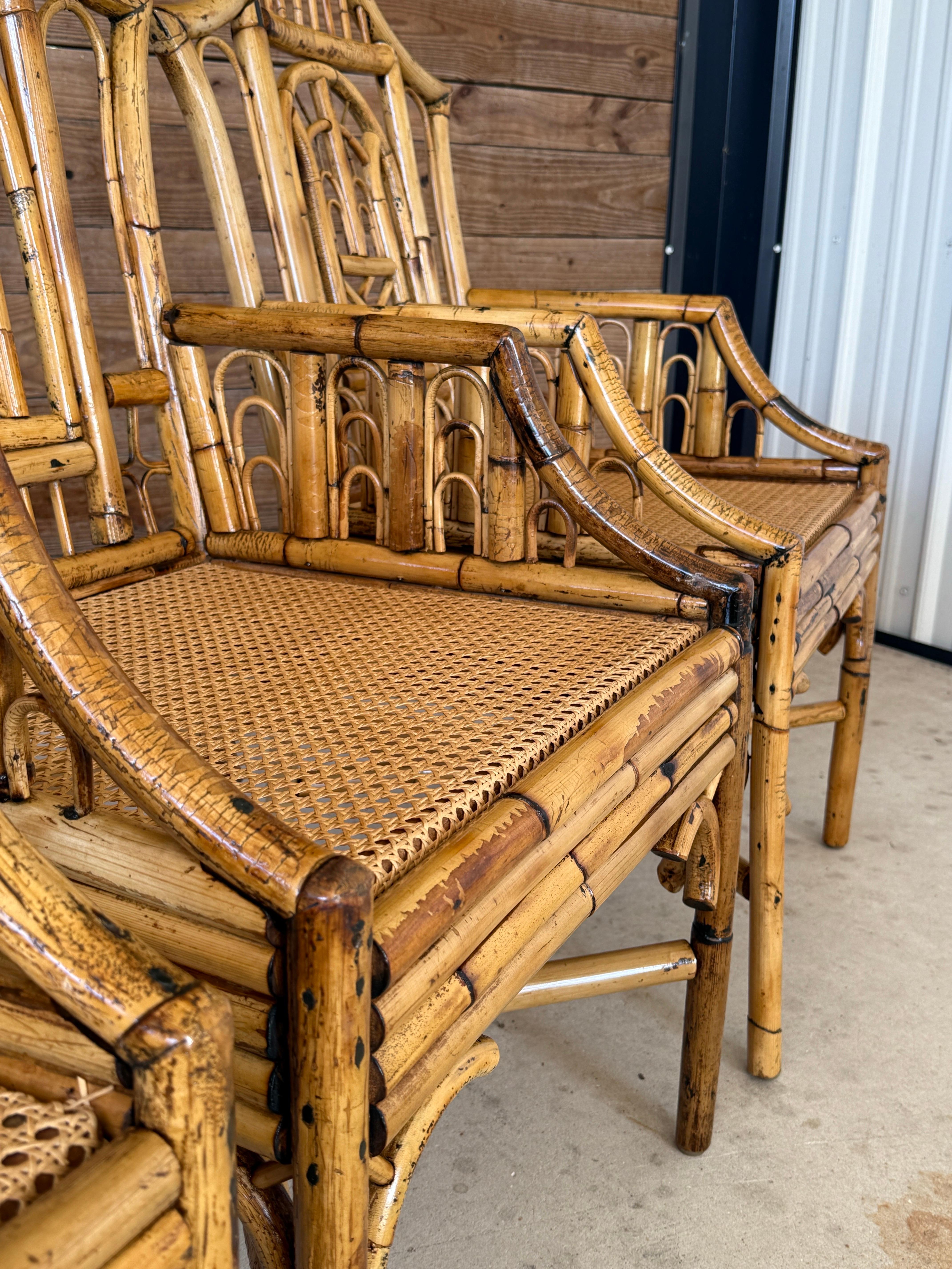 Fatto a mano Sedie da pranzo in rattan Pagoda Cane restaurate della metà del 20° secolo. in vendita