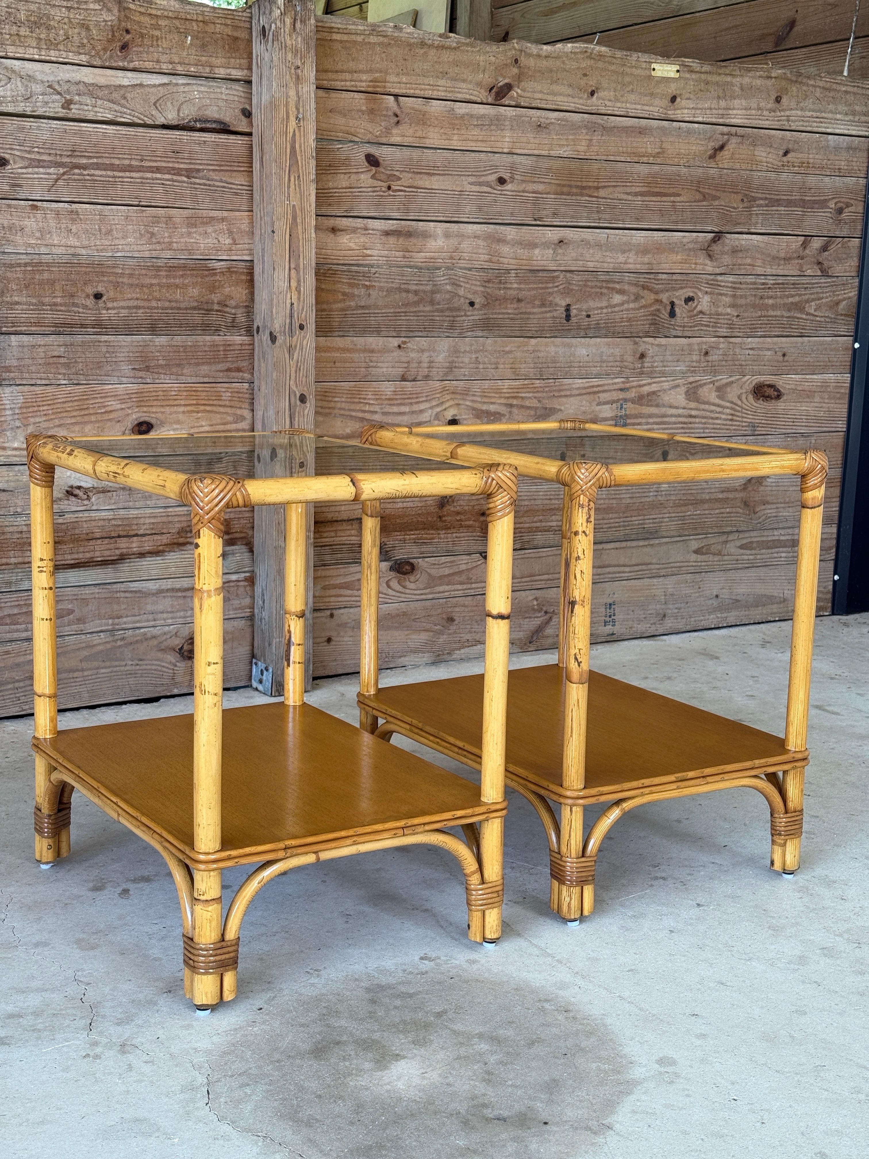 Tables d'appoint en rotin restauré du milieu du 20e siècle - Paire en vente 8