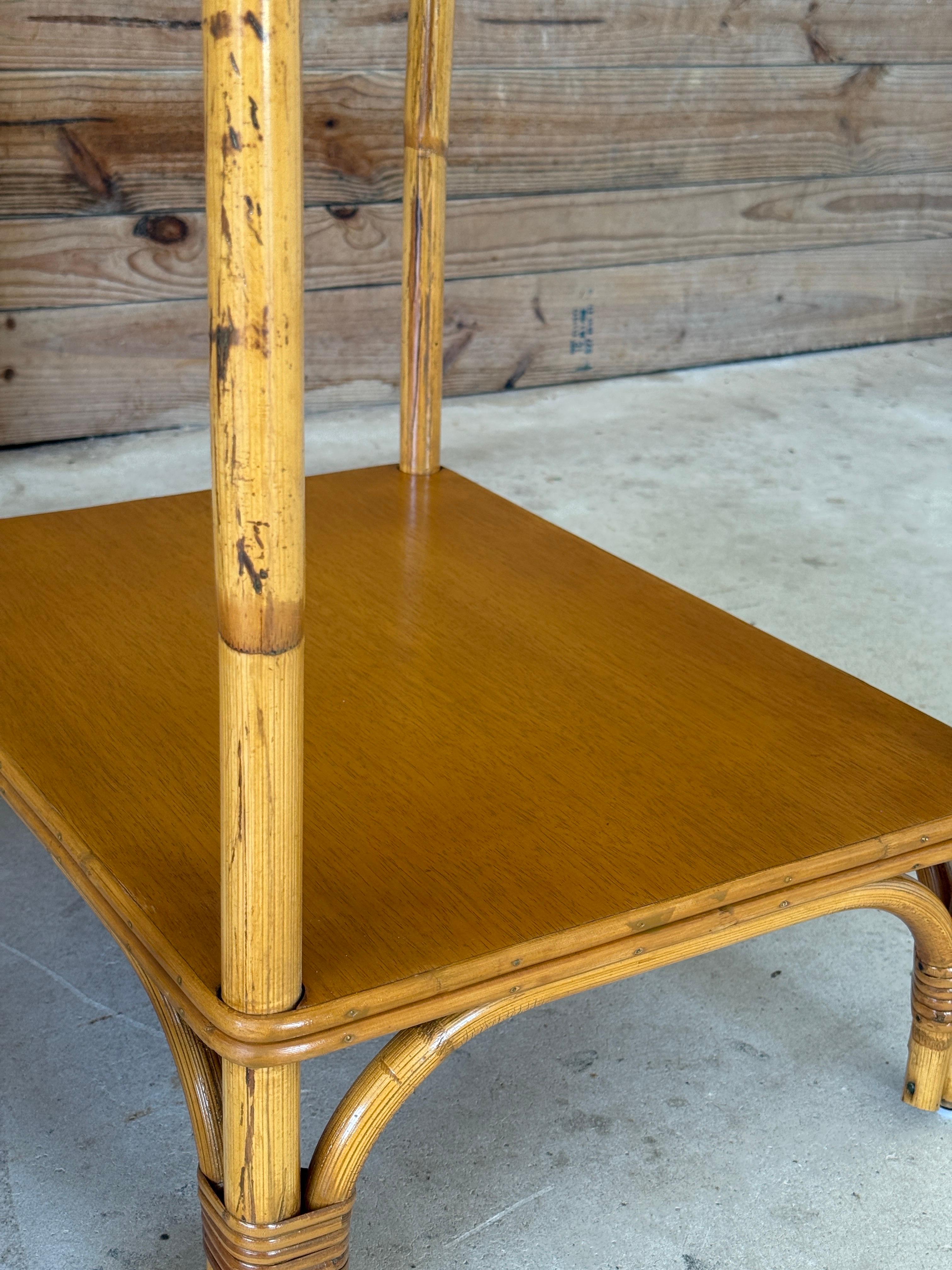Organique Tables d'appoint en rotin restauré du milieu du 20e siècle - Paire en vente