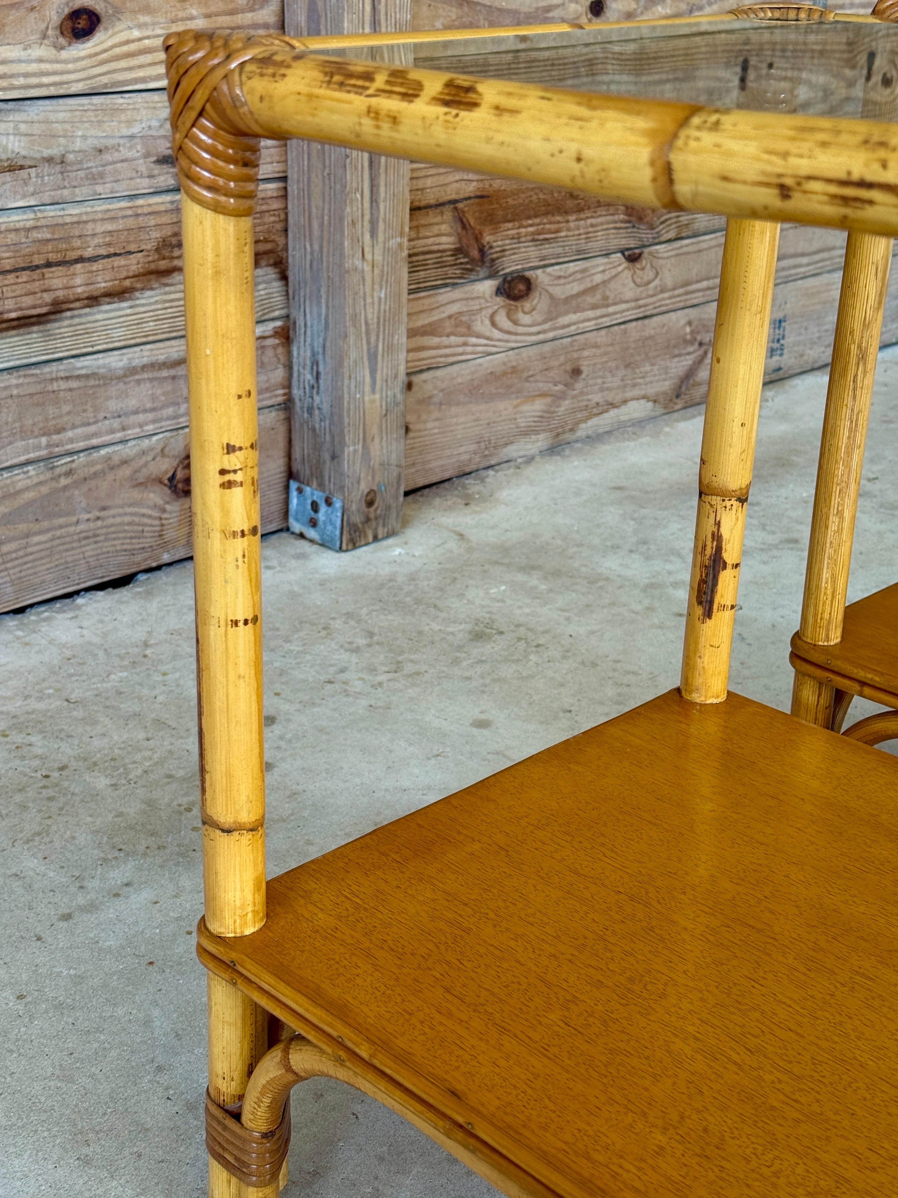 20ième siècle Tables d'appoint en rotin restauré du milieu du 20e siècle - Paire en vente