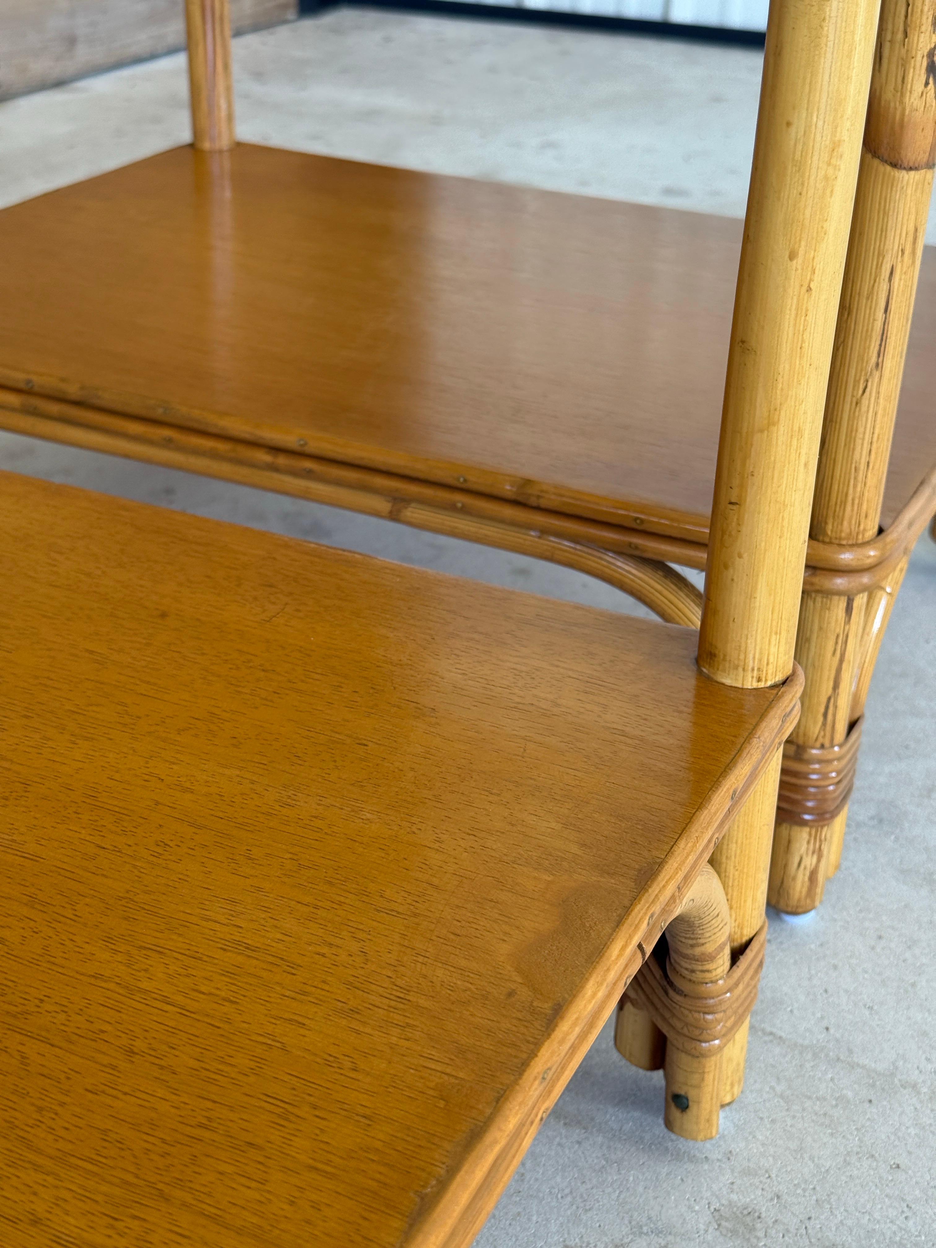 Rotin Tables d'appoint en rotin restauré du milieu du 20e siècle - Paire en vente