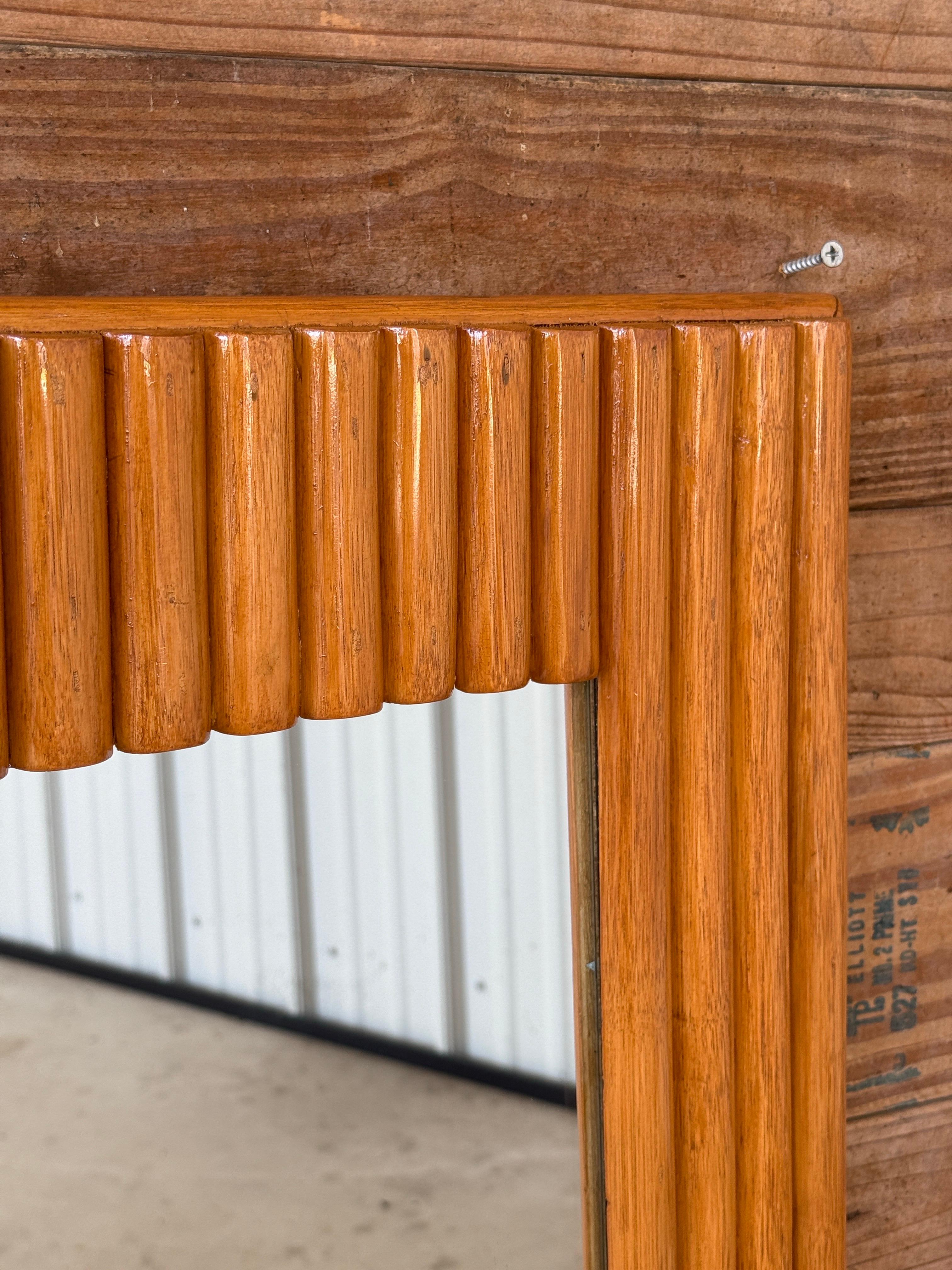 Élégant miroir mural en rotin du milieu du 20e siècle, remis à neuf pour mettre en valeur sa chaleur naturelle et sa riche patine.
Doté d'un cadre en rotin linéaire rappelant les designs emblématiques de Paul Frankl, ce miroir offre un mélange