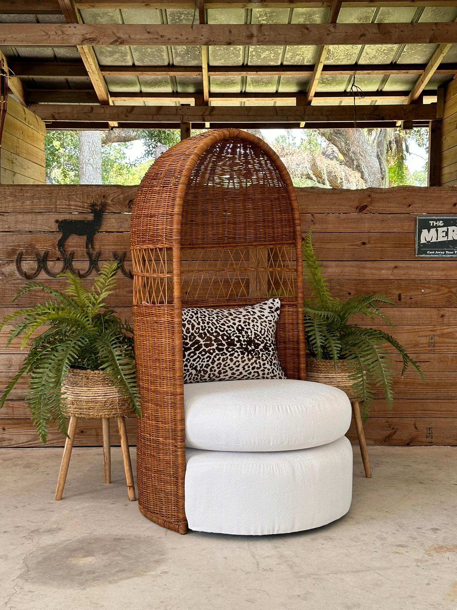 Le charme unique de cette chaise d'appoint à baldaquin à capuchon du milieu du 20e siècle a été remis en état de façon experte afin de mettre en valeur sa fabrication artisanale en rotin.
Le dossier haut et arqué de la chaise et son design en forme