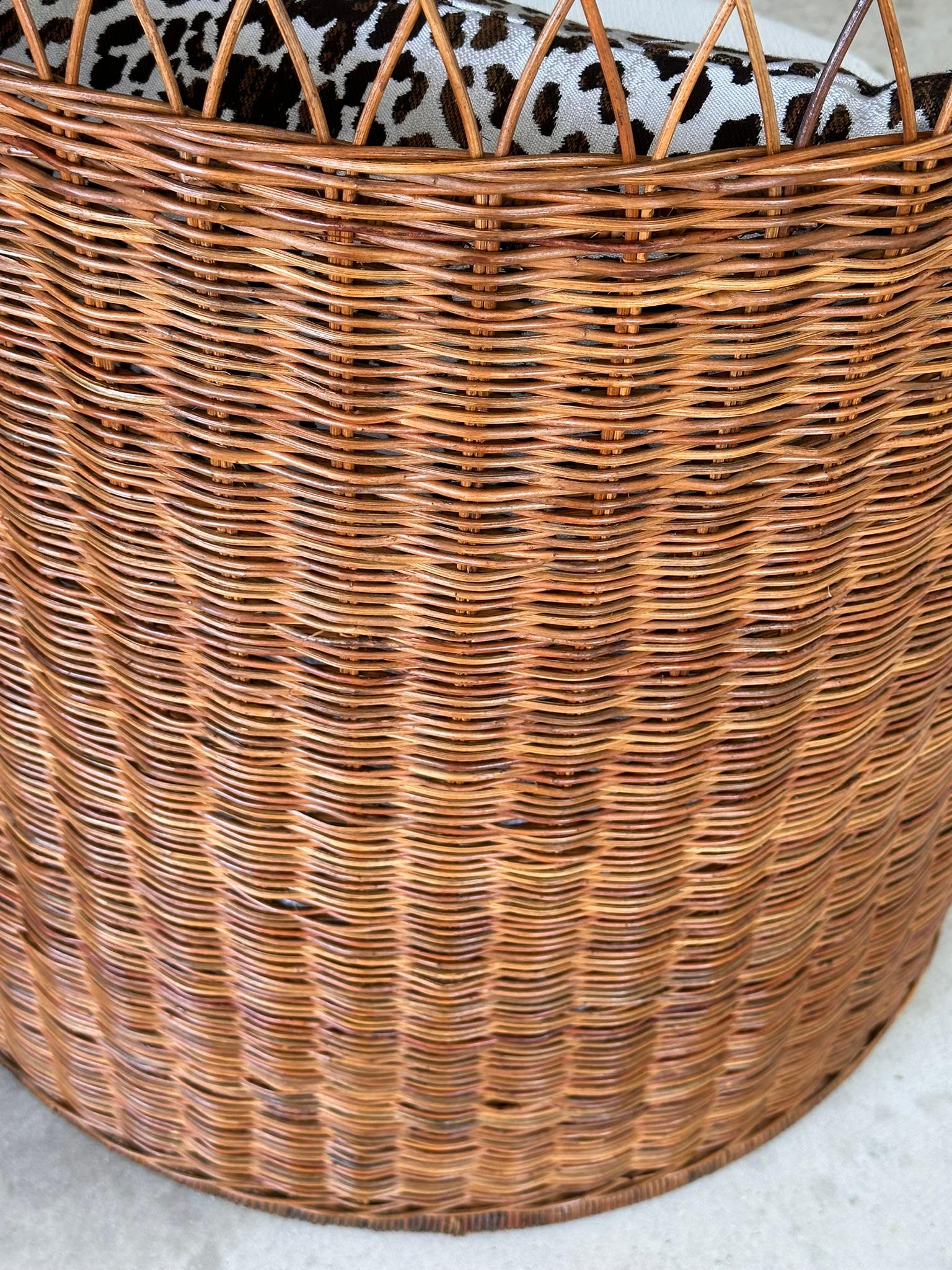 Tissu d'ameublement Chaise longue à capuchon en rotin du milieu du 20e siècle, The Moderns Modernity restaurée en vente