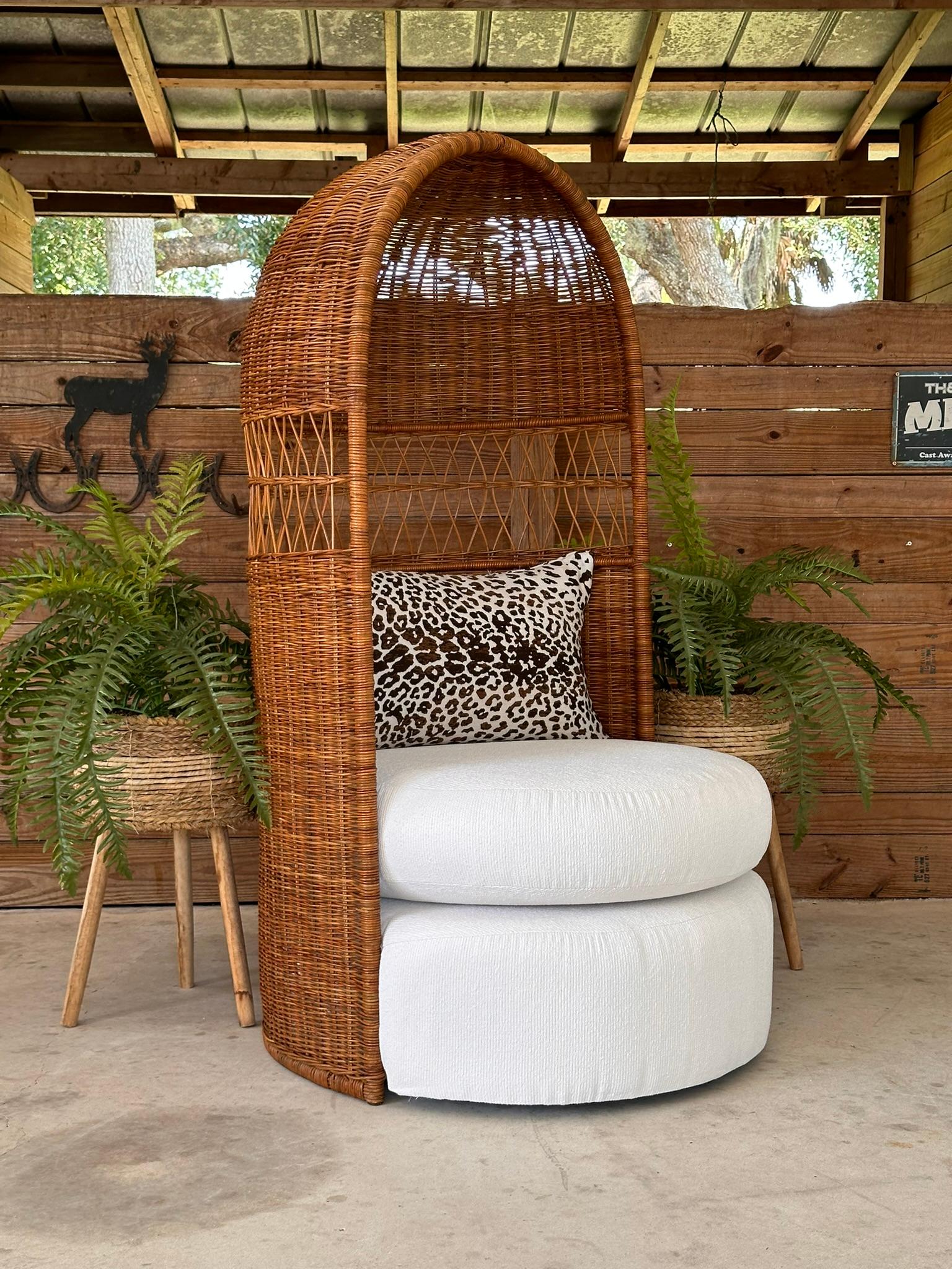 Chaise longue à capuchon en rotin du milieu du 20e siècle, The Moderns Modernity restaurée en vente 2