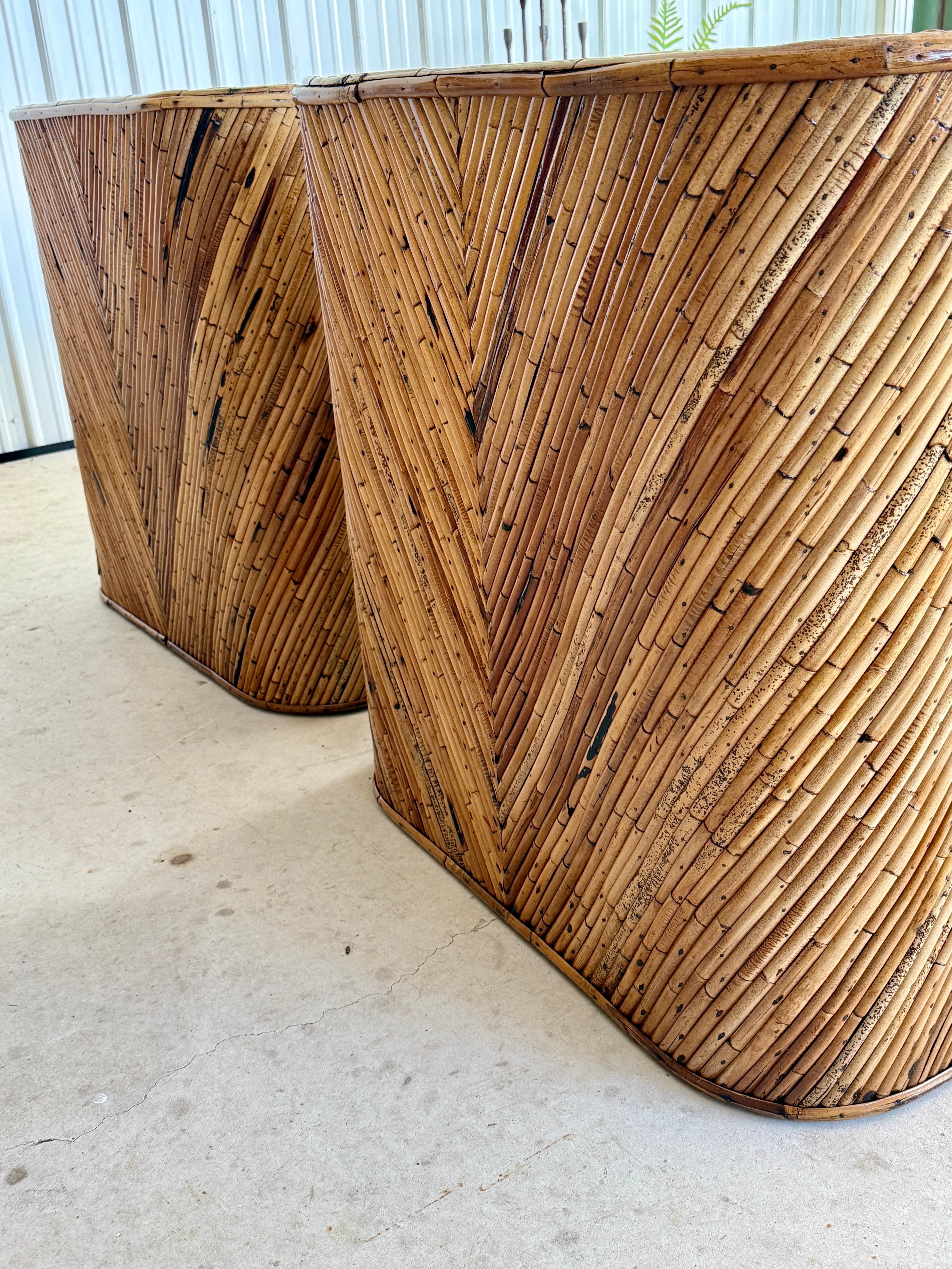 Sedie da salotto in rattan spaccato restaurate della metà del XX secolo e ott. in vendita 9