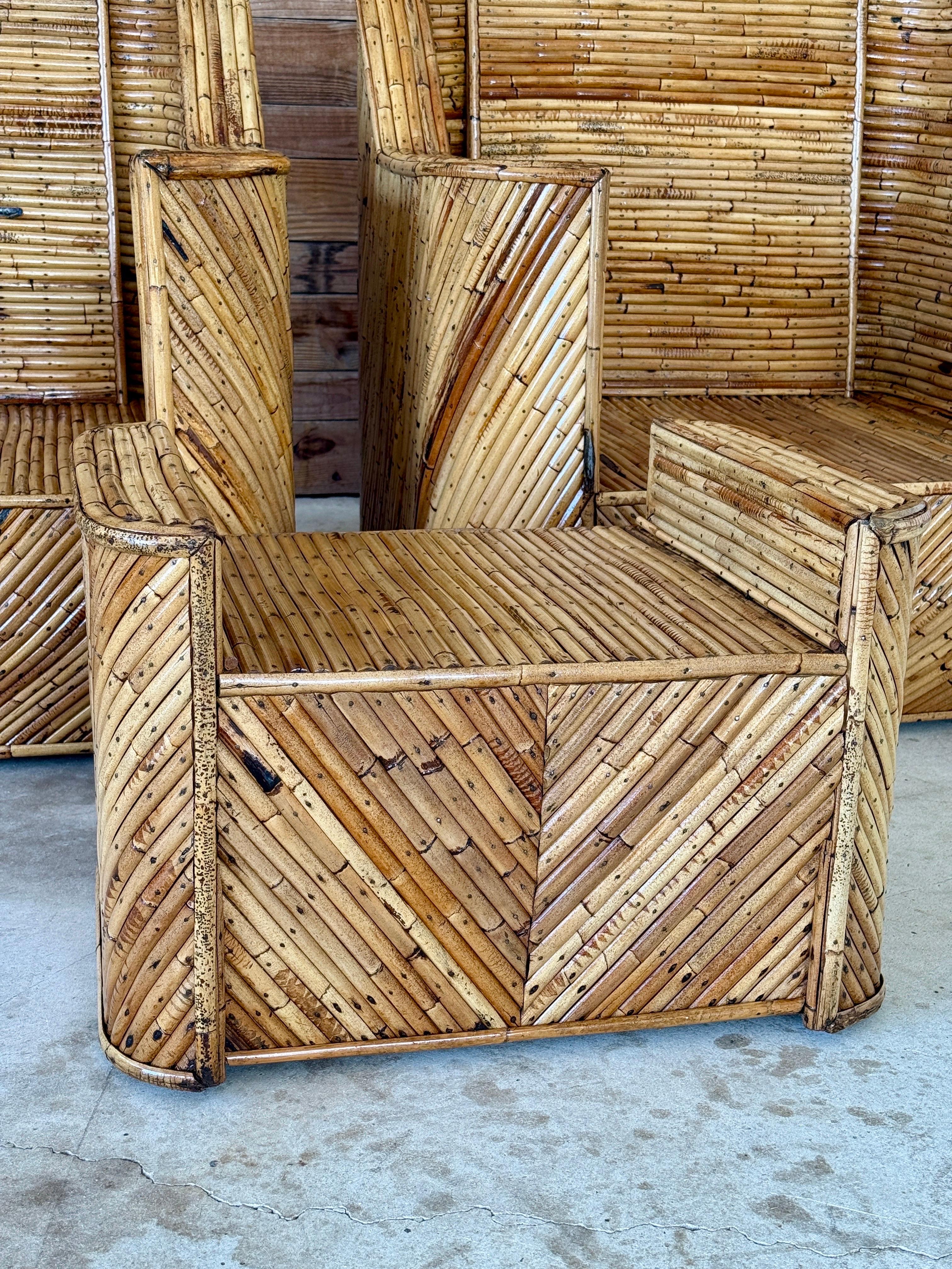 Un sorprendente set di due sedie club lounge in rattan spaccato della metà del XX secolo con pouf abbinato, completamente restaurato e dal fascino organico e moderno della costa.
Ogni pezzo è caratterizzato da una forma scultorea e angolare, avvolta