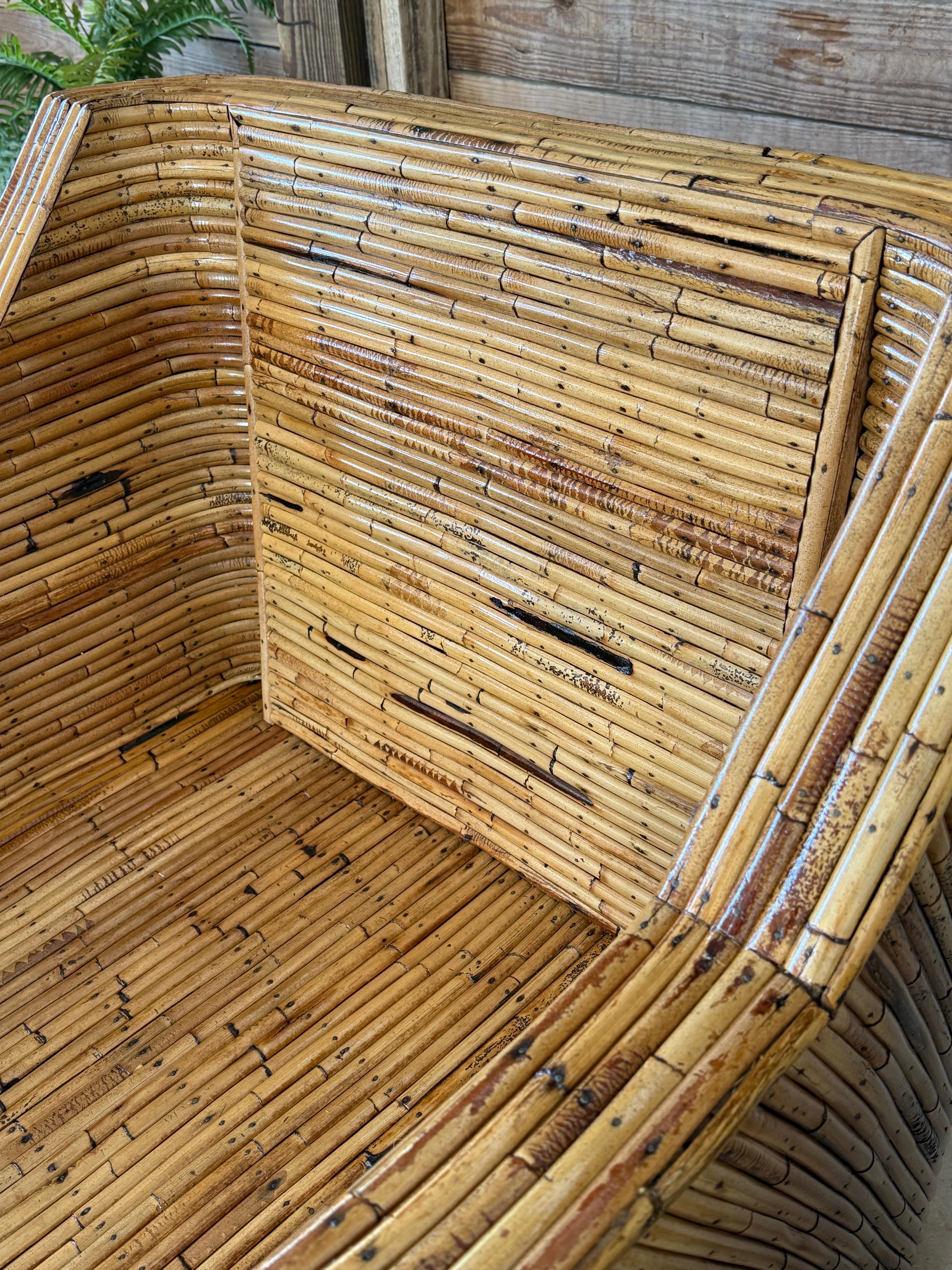 Sedie da salotto in rattan spaccato restaurate della metà del XX secolo e ott. in vendita 1