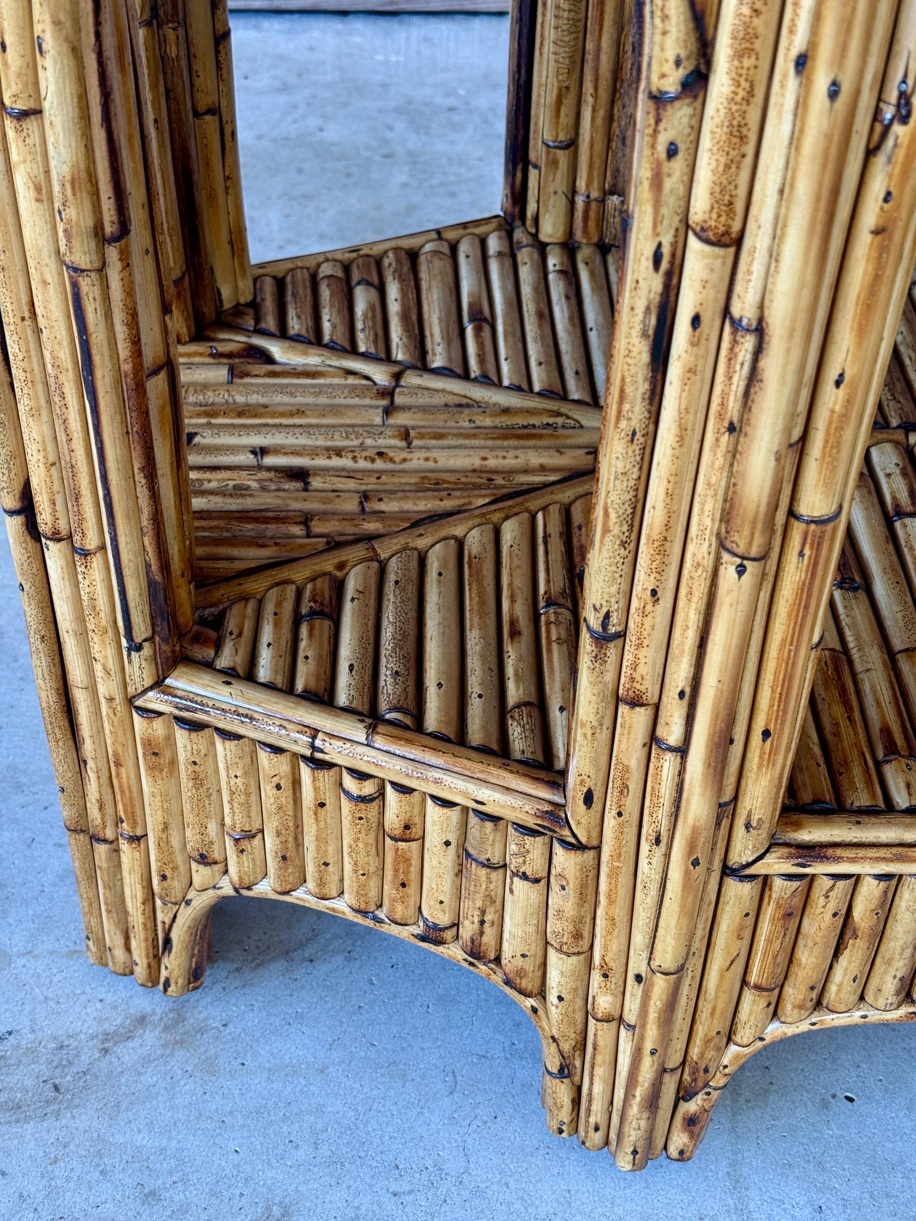 Mesa consola de ratán partido restaurada de mediados del siglo XX con diseño orgánico moderno personalizado Desconocido en venta