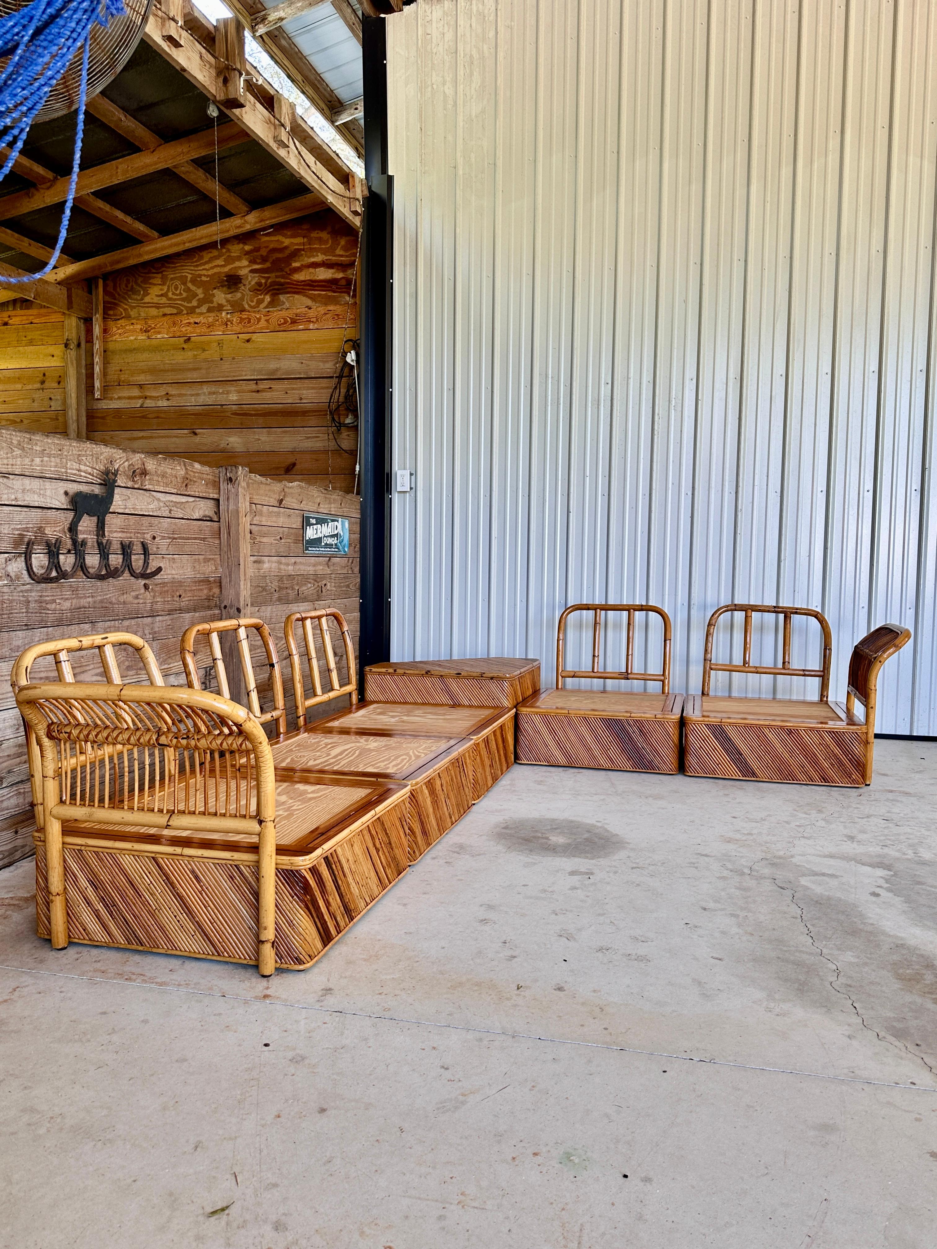 Chaise et section en rotin à crayon restauré, sept pièces, milieu du 20e siècle en vente 4