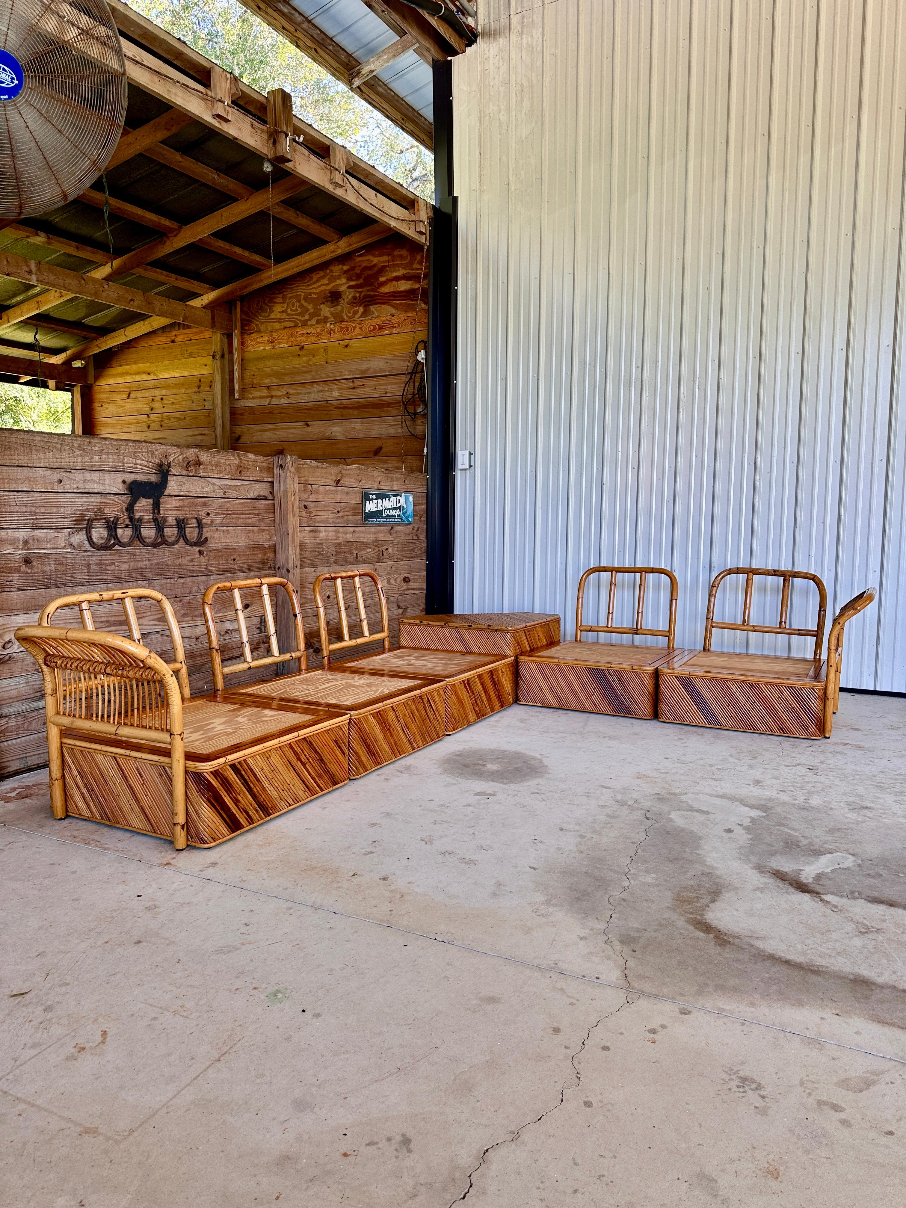 Chaise et section en rotin à crayon restauré, sept pièces, milieu du 20e siècle en vente 5