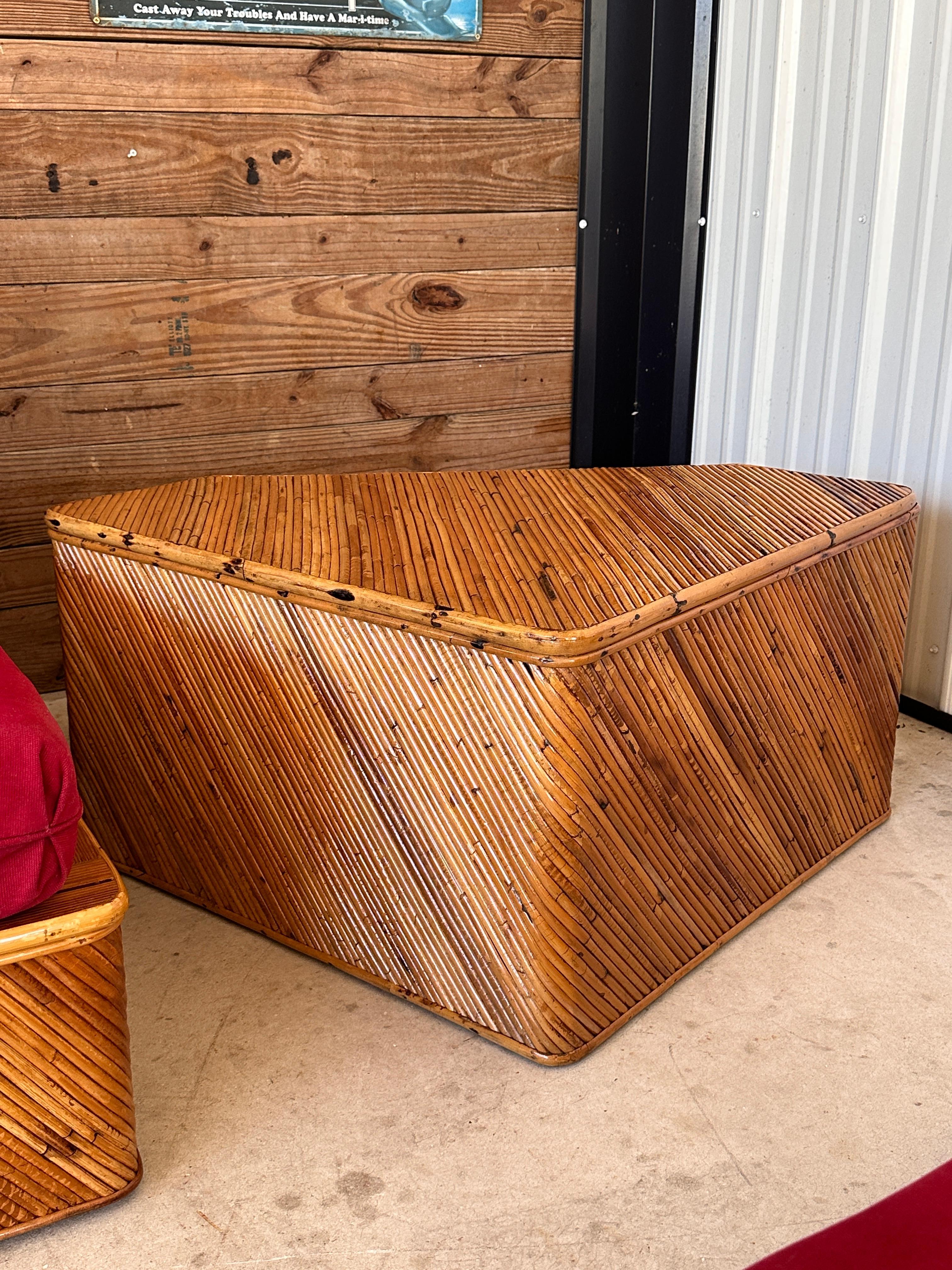 Ce superbe sectionnel en rotin du milieu du 20e siècle, composé de sept pièces et d'une chaise d'appoint assortie, est un véritable exemple de style tropical vintage.
Chaque pièce a été méticuleusement restaurée et remise à neuf, mettant en valeur