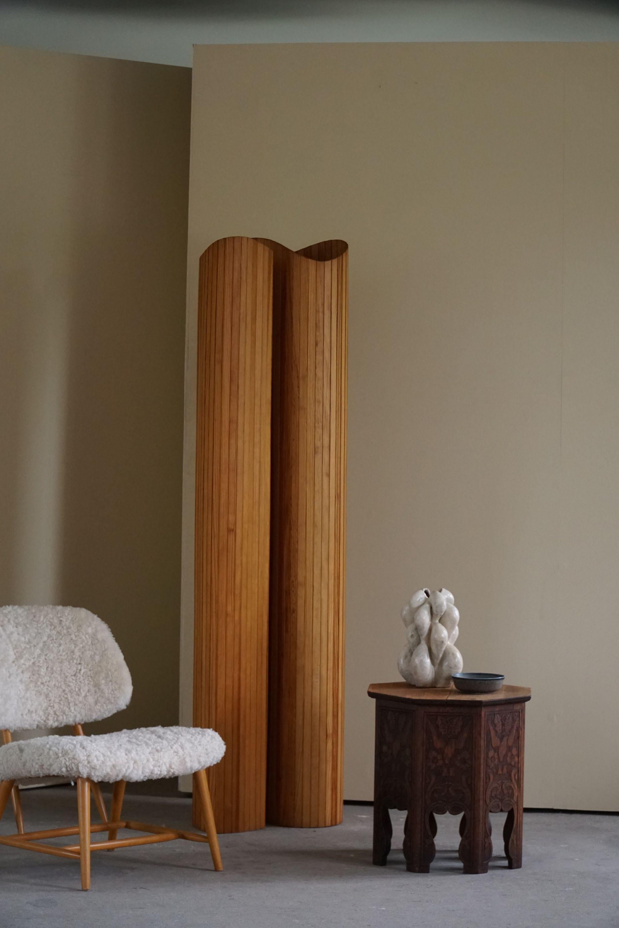 Mid-20th Century Organic Side Table in Oak with 8 Legs, Scandinavian Modern 7