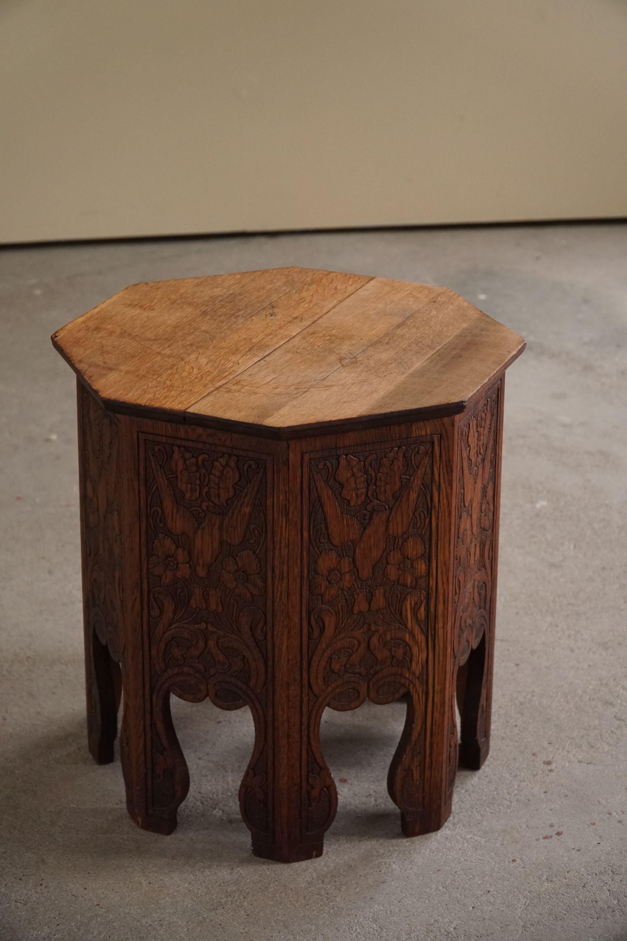 Mid-20th Century Organic Side Table in Oak with 8 Legs, Scandinavian Modern In Good Condition In Odense, DK