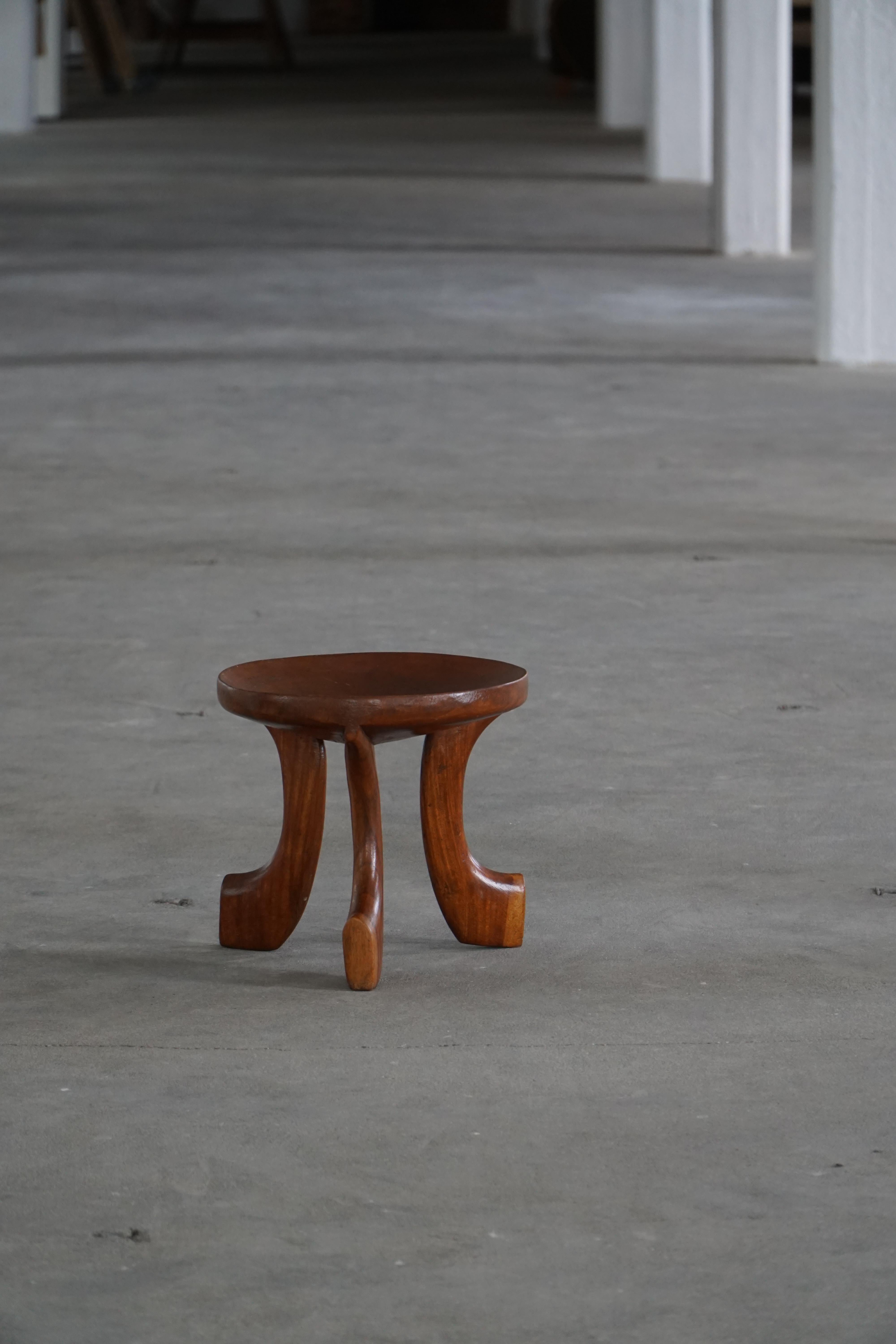 Taburete africano oromo de mediados del siglo XX, madera tallada a mano, estilo tribal Tribal en venta
