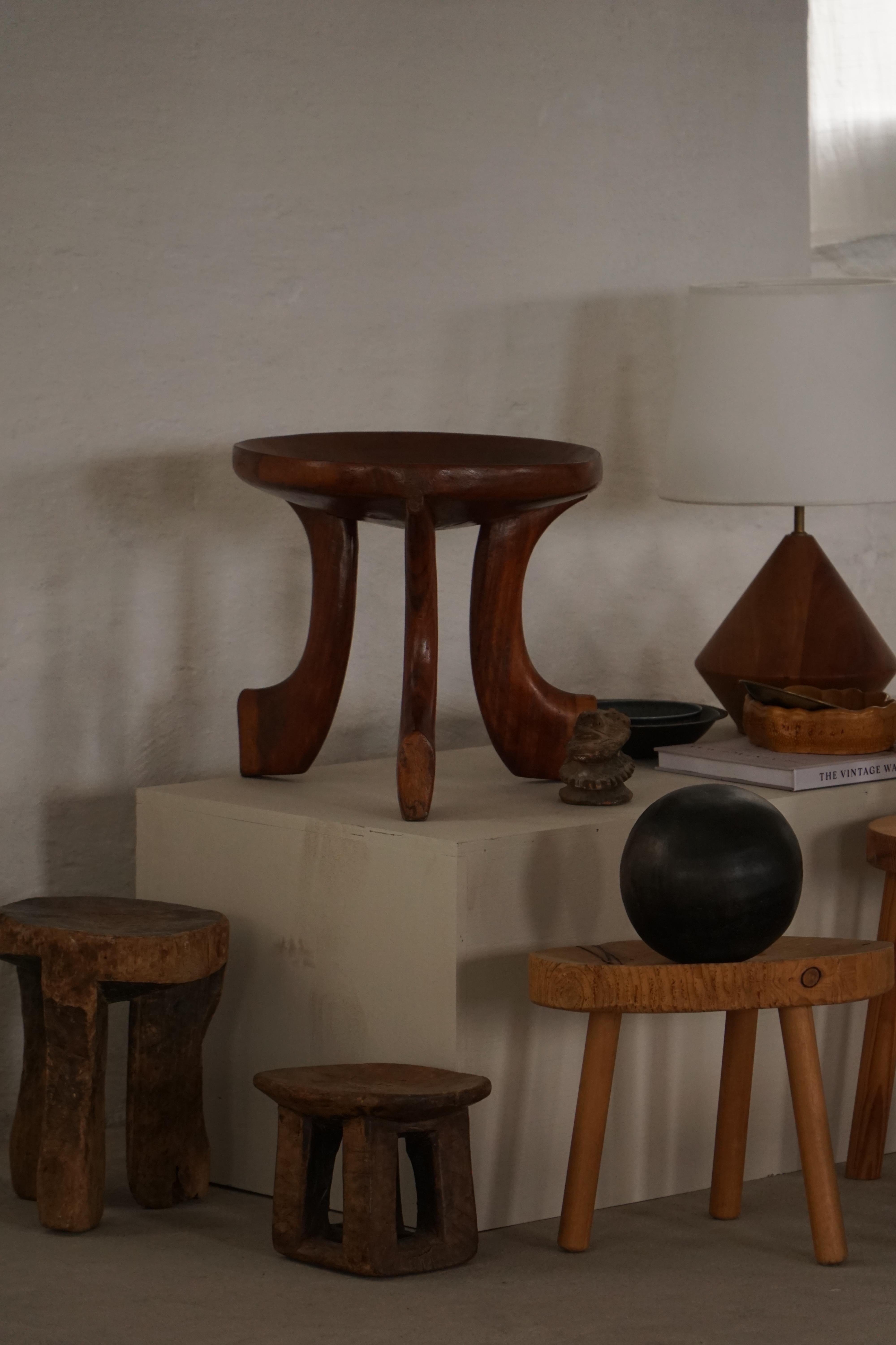 Taburete africano oromo de mediados del siglo XX, madera tallada a mano, estilo tribal Africano en venta