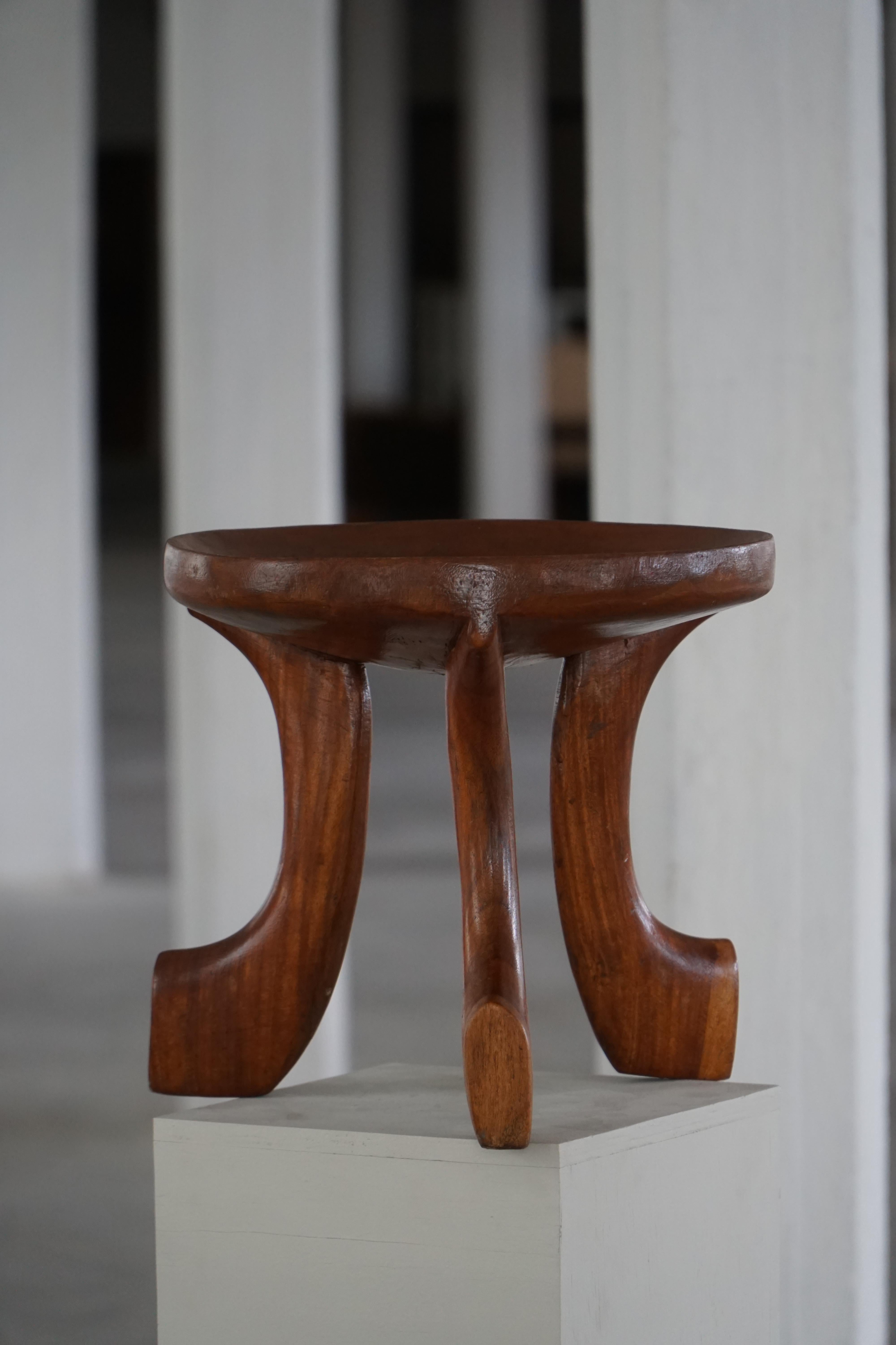 Taburete africano oromo de mediados del siglo XX, madera tallada a mano, estilo tribal Madera en venta