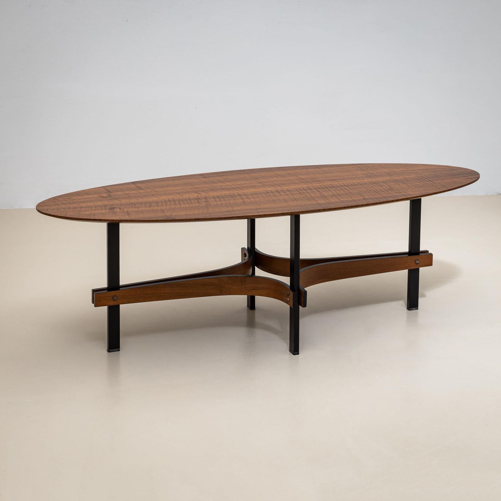 

A pair of elegant coffee tables in teakwood, attributed to Guglielmo Ulrich, dating to the 1950s. The elongated oval tabletops showcase a beautiful veneer pattern and rest on four straight, black square metal legs.

The legs are connected by