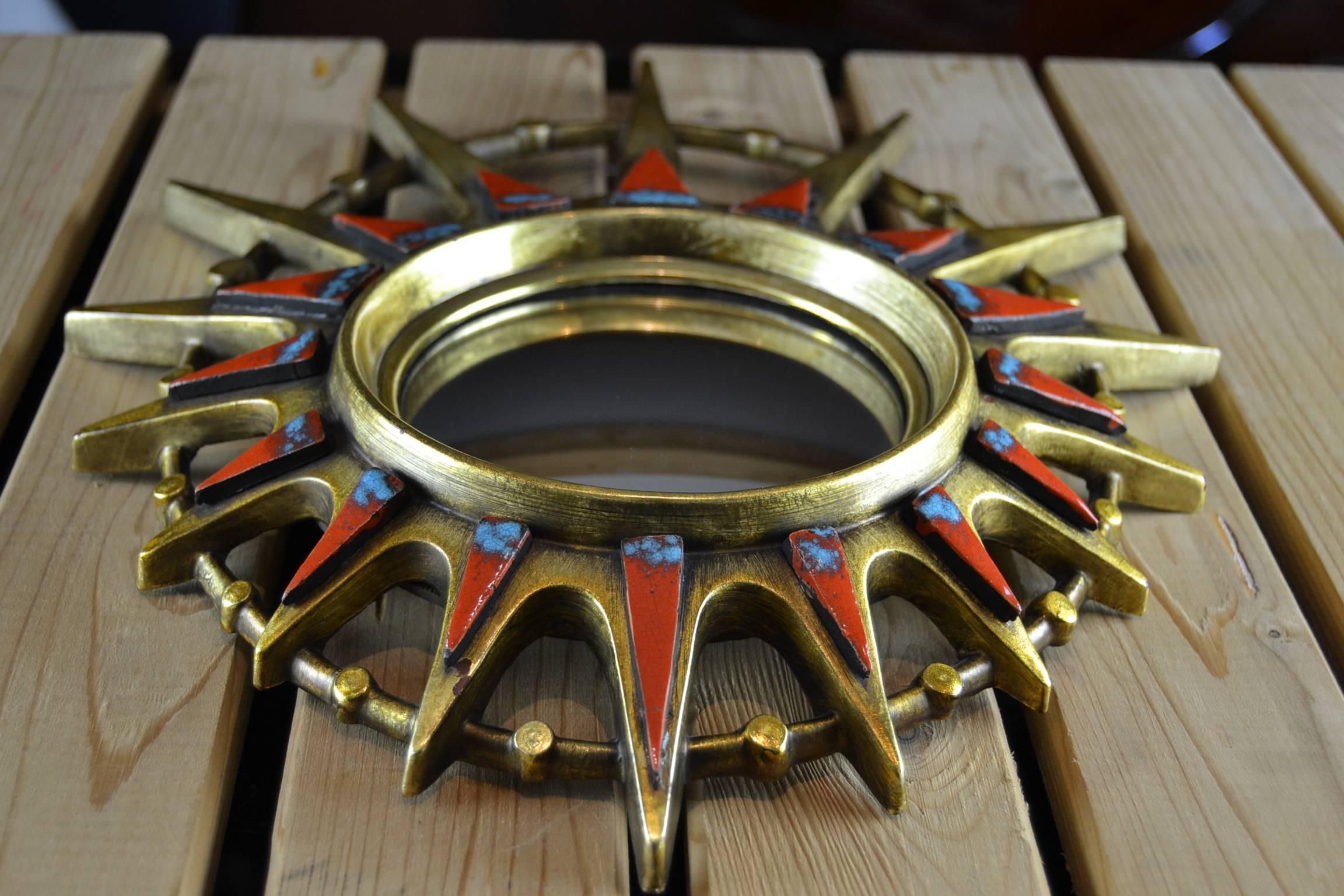 Mid-20th Century Oval Gilded Sunburst Mirror with Blue and Red Ceramic Details In Excellent Condition In Antwerp, BE