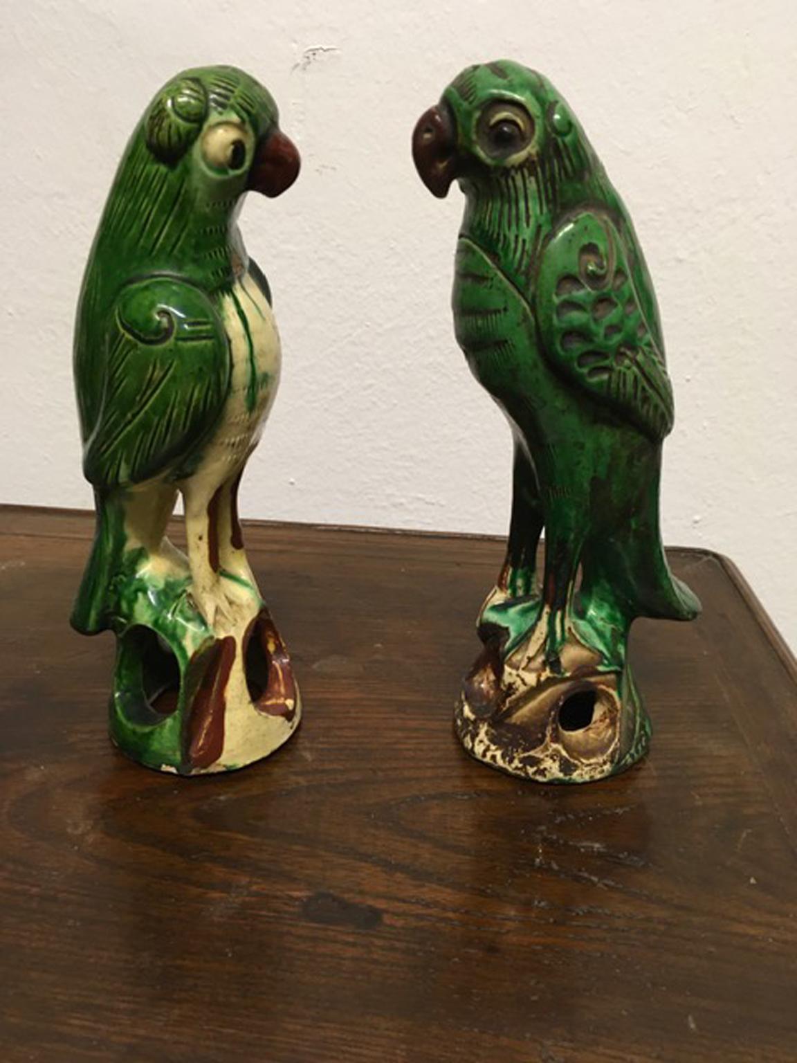 Dieses schicke Papageienpaar ist mit seiner grünen Emaille sehr dekorativ und liegt in einem eleganten Raum voll im Trend. Die Papageien wurden nicht restauriert und es gibt einige Zeichen der Zeit, aber sie haben ihre Schönheit nicht verloren.

Mit