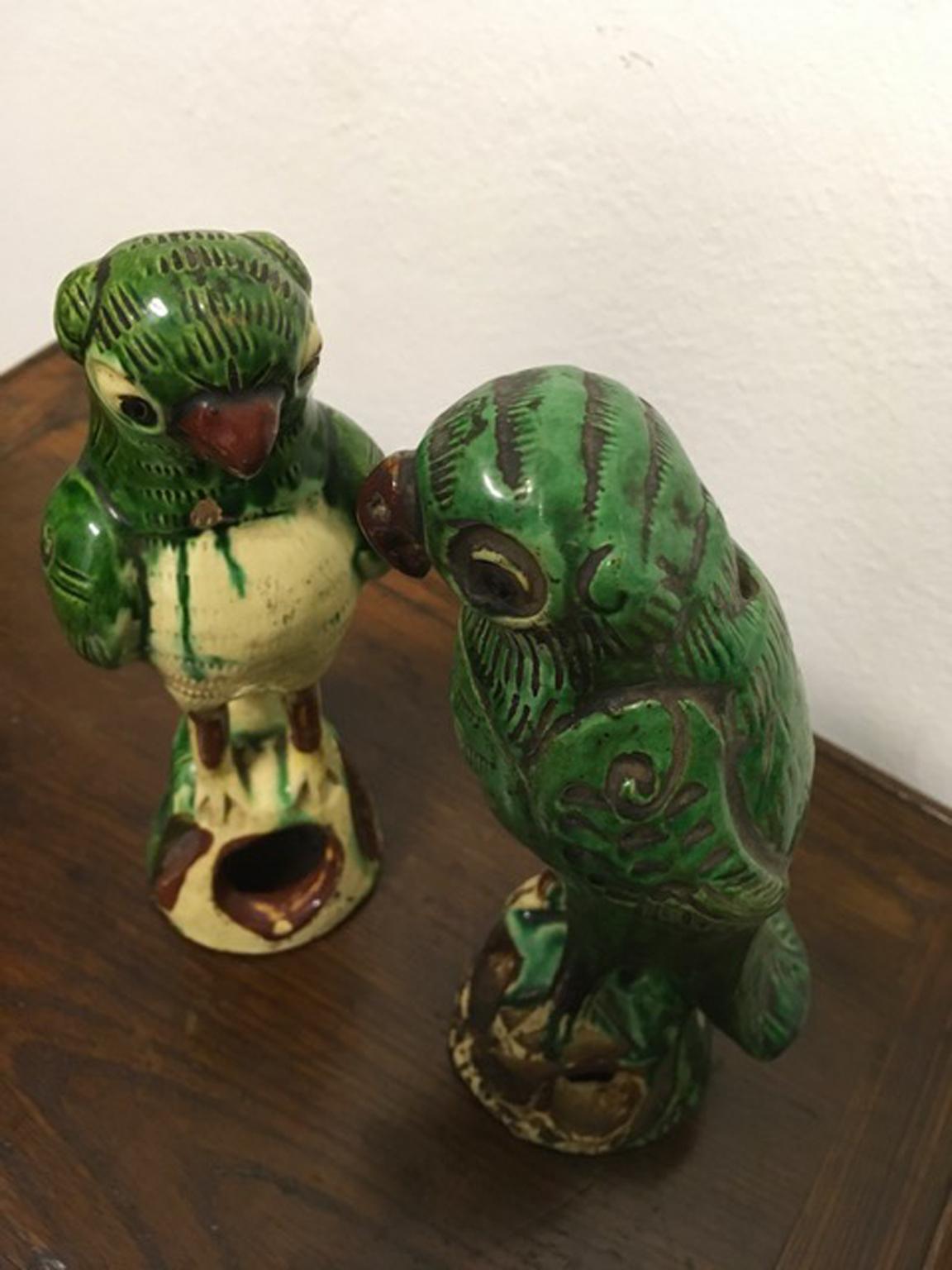 Paar grün emaillierte Papageien aus Keramik, China Export, Mitte des 20. Jahrhunderts, Paar (Handgefertigt) im Angebot