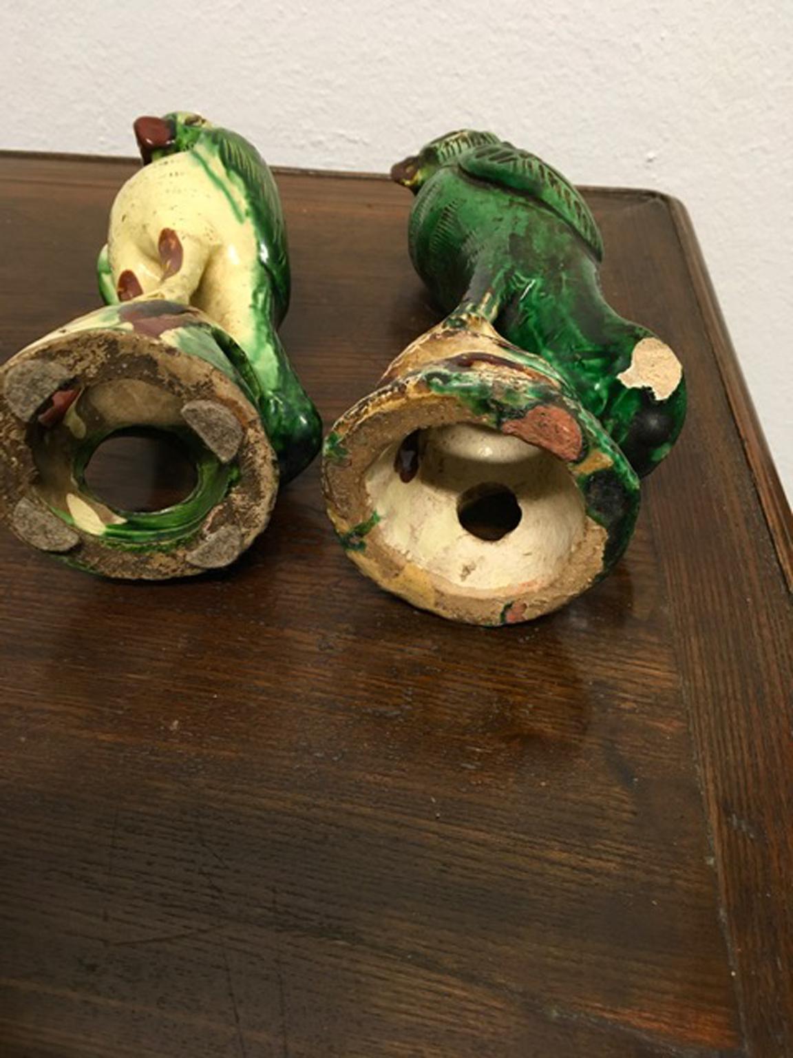 Paar grün emaillierte Papageien aus Keramik, China Export, Mitte des 20. Jahrhunderts, Paar im Angebot 1