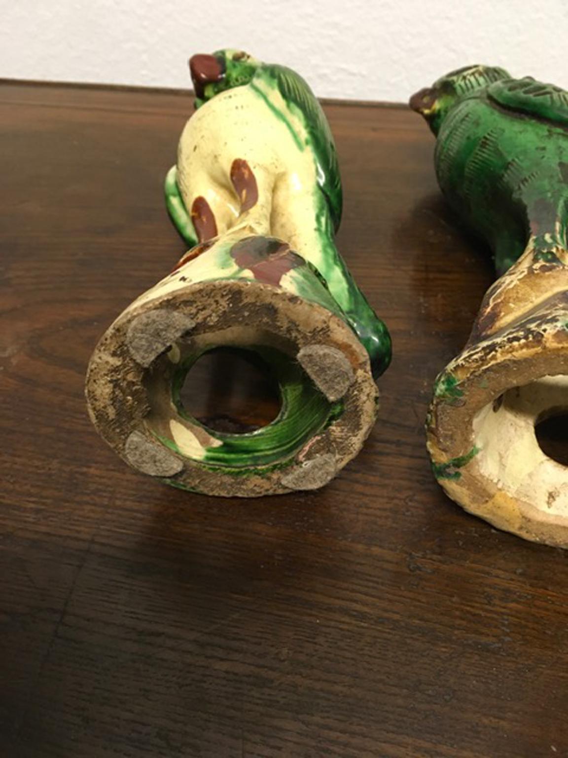 Paar grün emaillierte Papageien aus Keramik, China Export, Mitte des 20. Jahrhunderts, Paar im Angebot 2