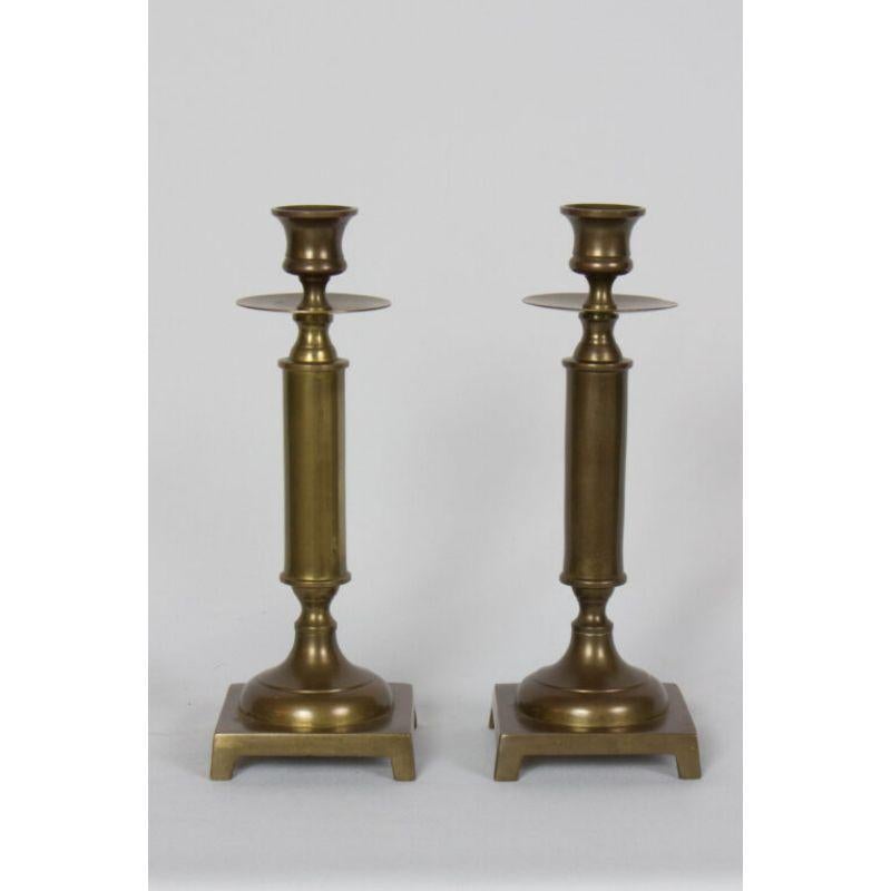 Paar Kerzenständer aus Messing aus der Mitte des 20. Jahrhunderts im Zustand „Gut“ im Angebot in Canton, MA