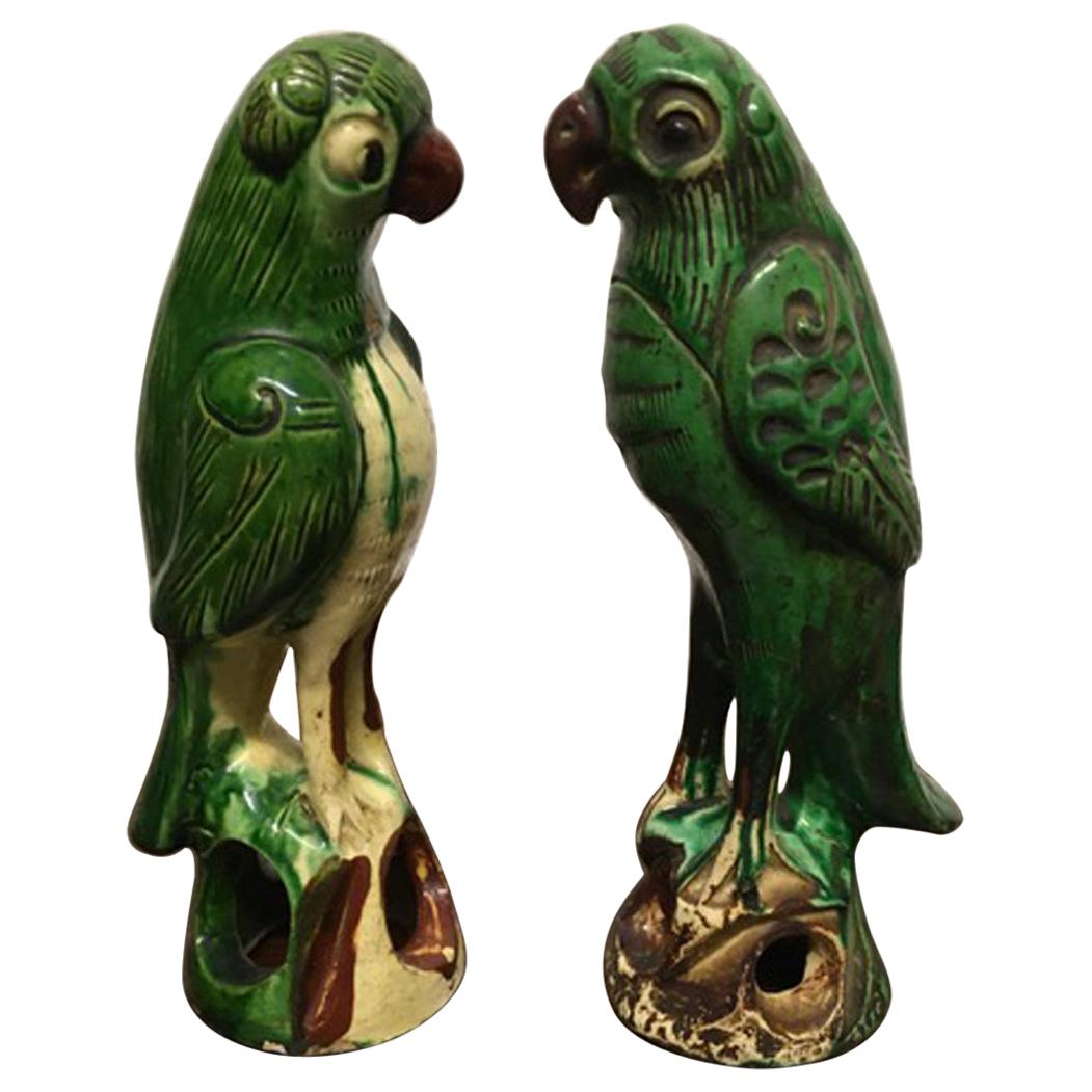 Paire de perroquets en céramique émaillée verte exportée de Chine du milieu du 20e siècle