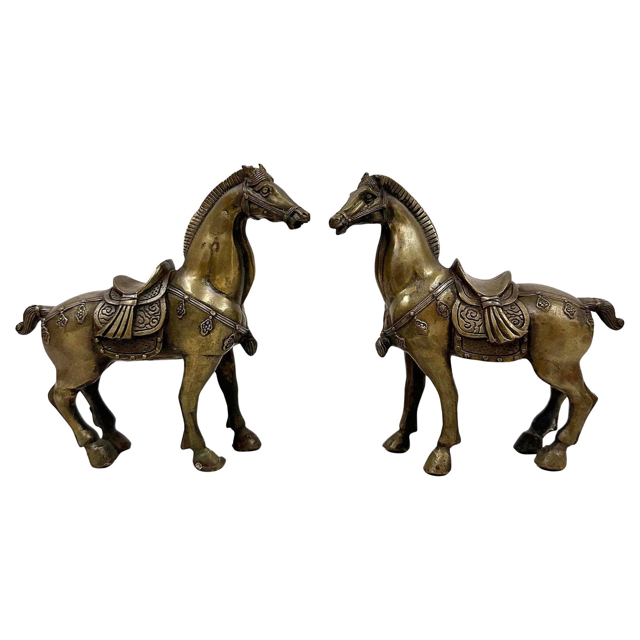 Paire de figurines de chevaux Tang en bronze de Chine du milieu du 20e siècle