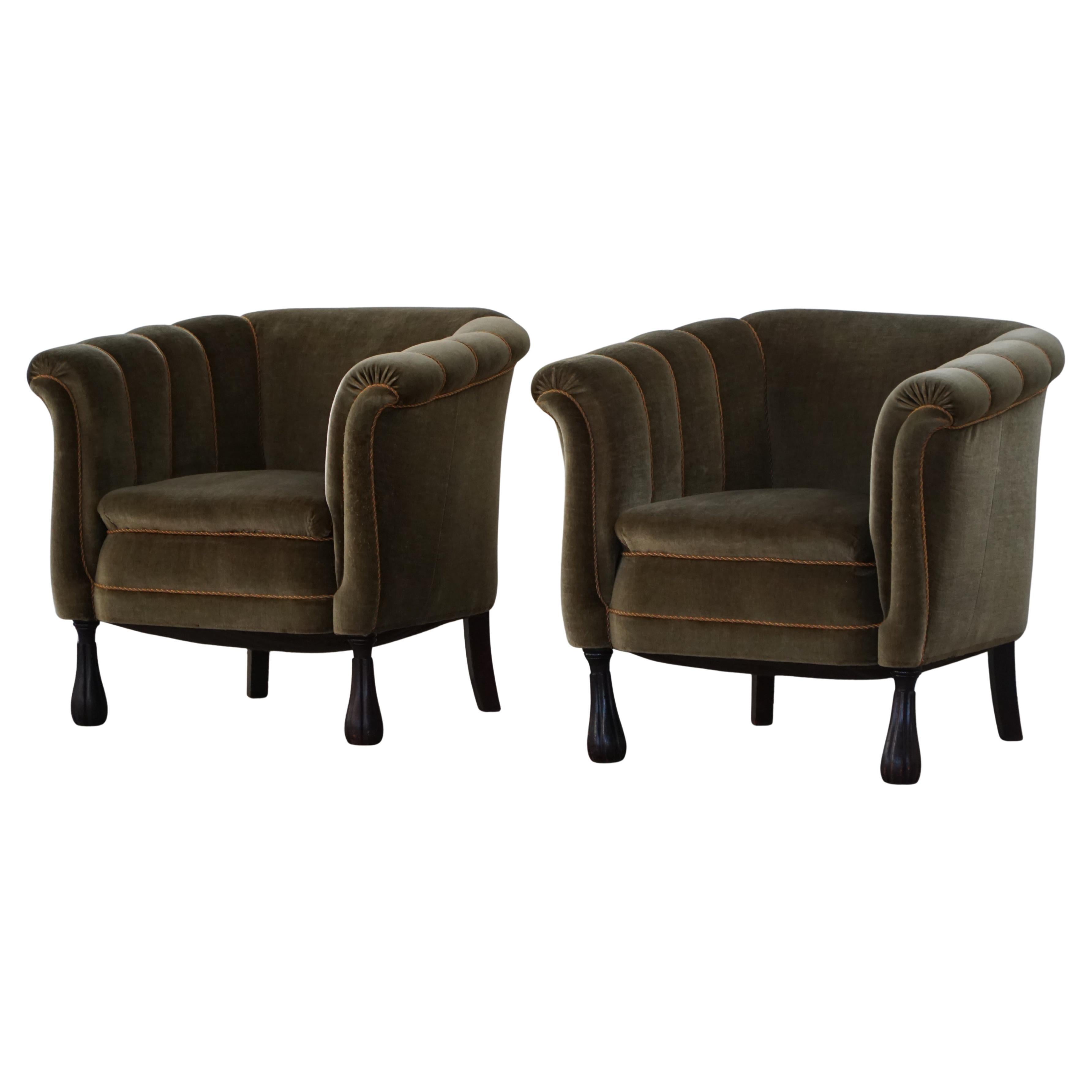 Mid-20th Century, Pair of Danish Shell Lounge Chairs in Green Velvet, 1940s For Sale