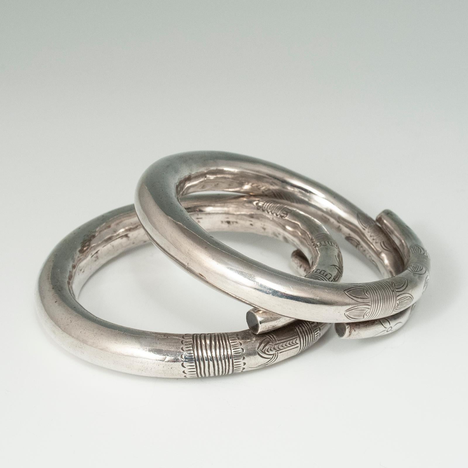 Coppia di bracciali incisi in argento cavo della metà del XX secolo, Cina

Un paio di bracciali in argento cavo di ottima fattura con disegni floreali e geometrici incisi. La circonferenza interna è di 20,6 cm (8-1/8 pollici), il diametro interno è