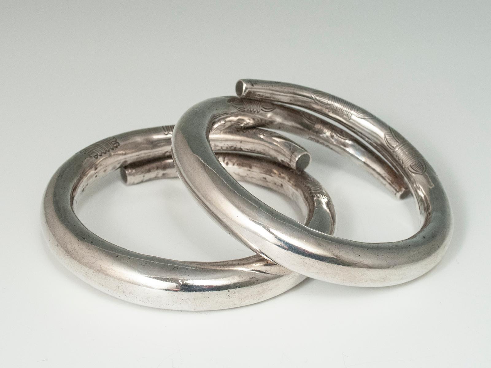 Artigiano Coppia di braccialetti incisi in argento vuoto della metà del XX secolo, Cina in vendita