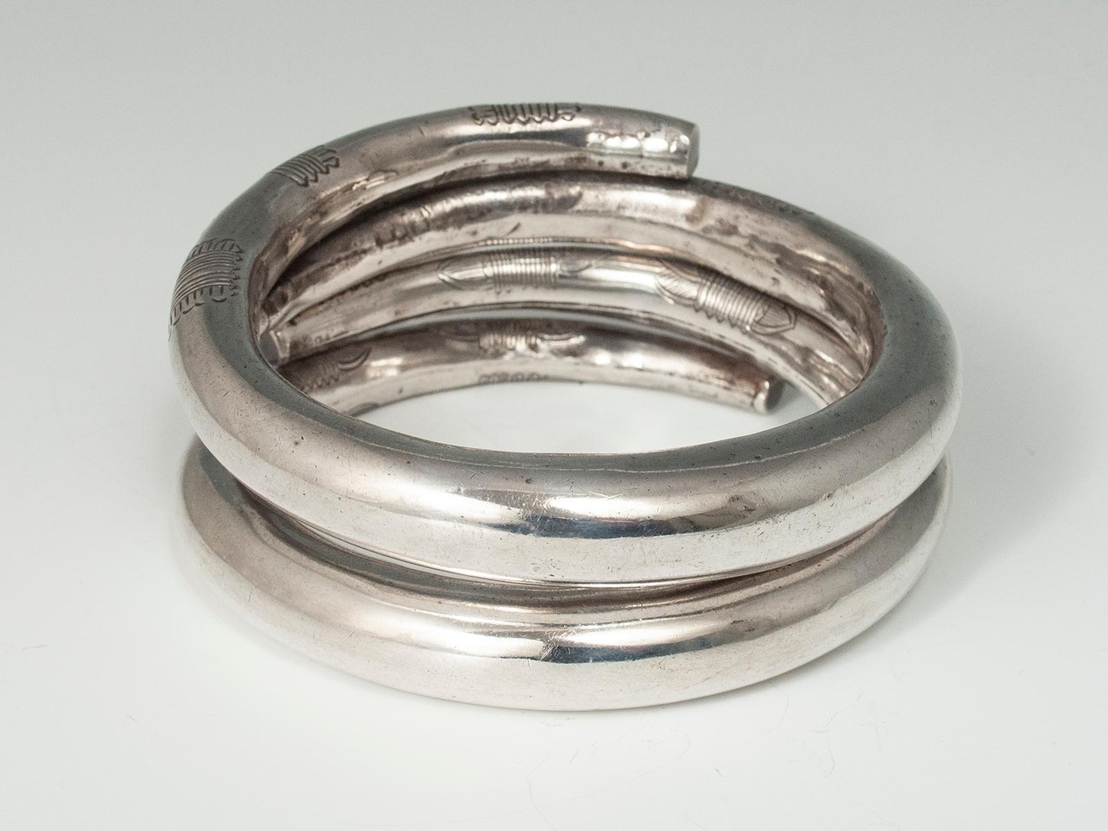 Hand-Crafted Mid-20th Century Pair of Hollow Silver Incised Bracelets, China For Sale