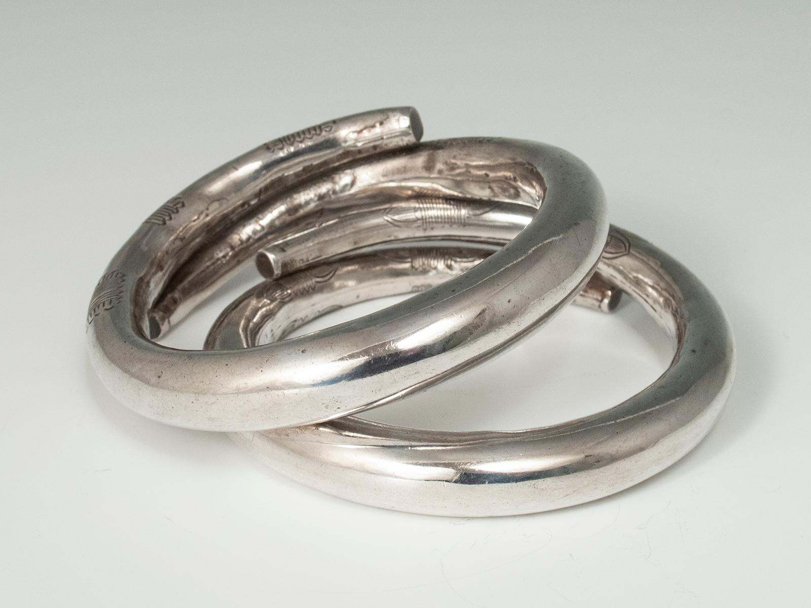 Coppia di braccialetti incisi in argento vuoto della metà del XX secolo, Cina in vendita 3