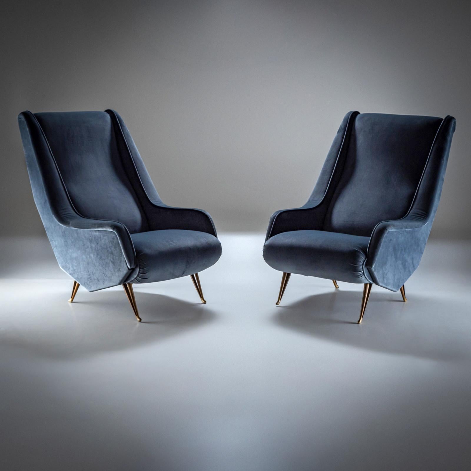 Coppia di sedie da salotto ISA Bergamo su gambe biforcute in ottone, rivestite in velluto blu. 