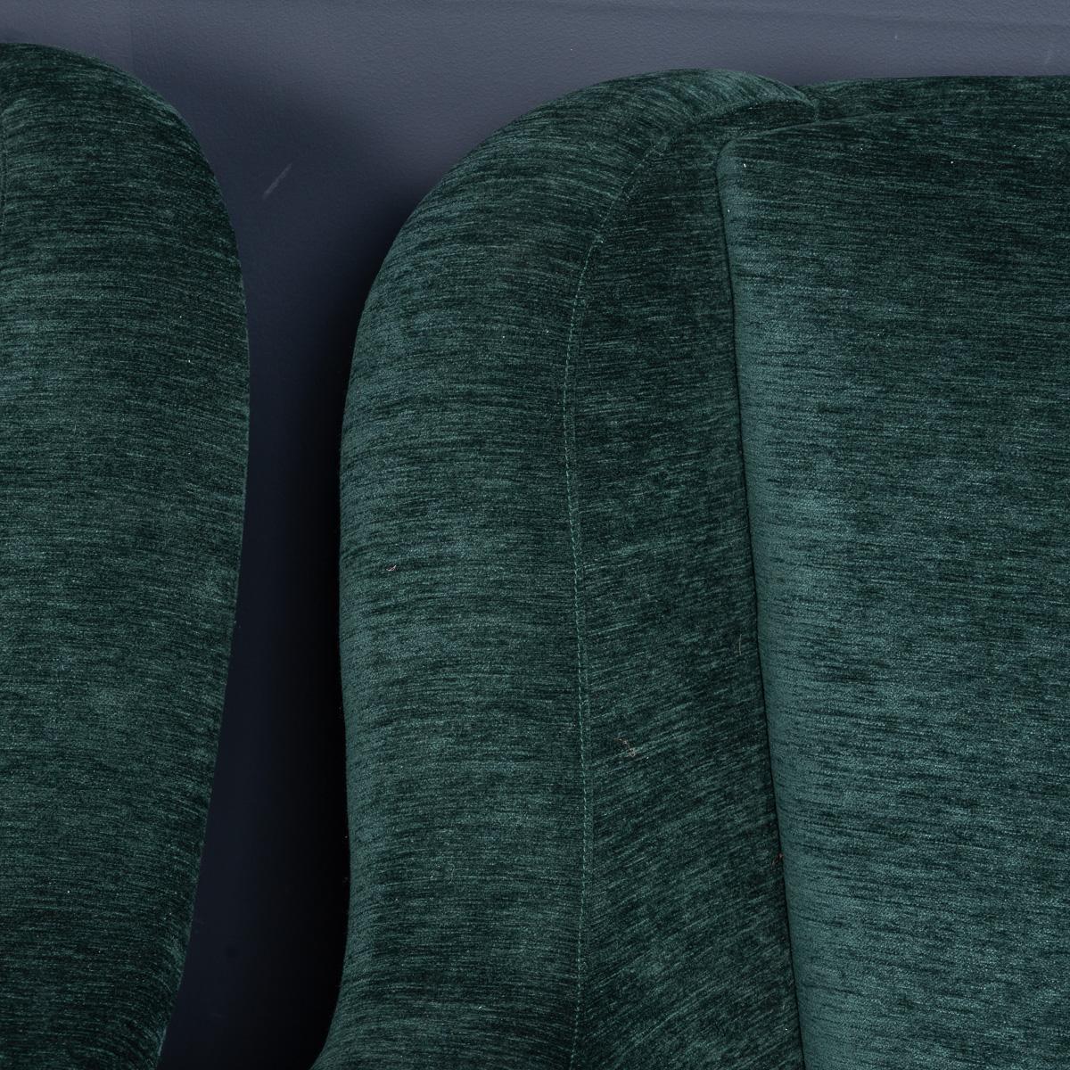 Paire de fauteuils italiens en tissu vert et laiton du milieu du 20e siècle, c.1950 en vente 4