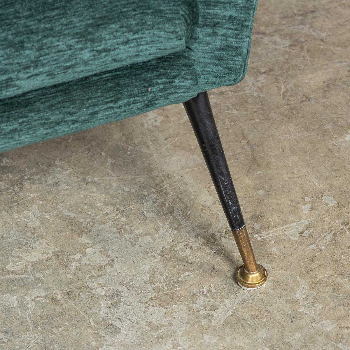 Paire de fauteuils italiens en tissu vert et laiton du milieu du 20e siècle, c.1950 en vente 13