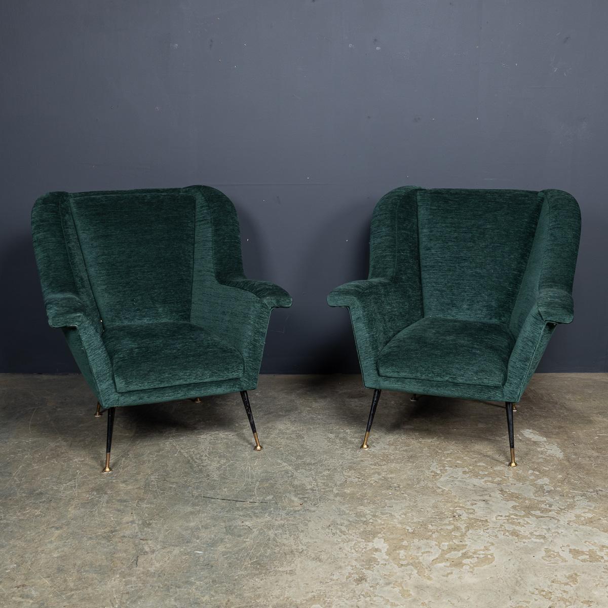 Une élégante paire de fauteuils italiens du 20e siècle avec des détails classiques des années 1950, y compris des accoudoirs roulés et des pieds en métal avec des pieds réglables en laiton. Tapissés d'un tissu vert forêt profond, ils offrent à la