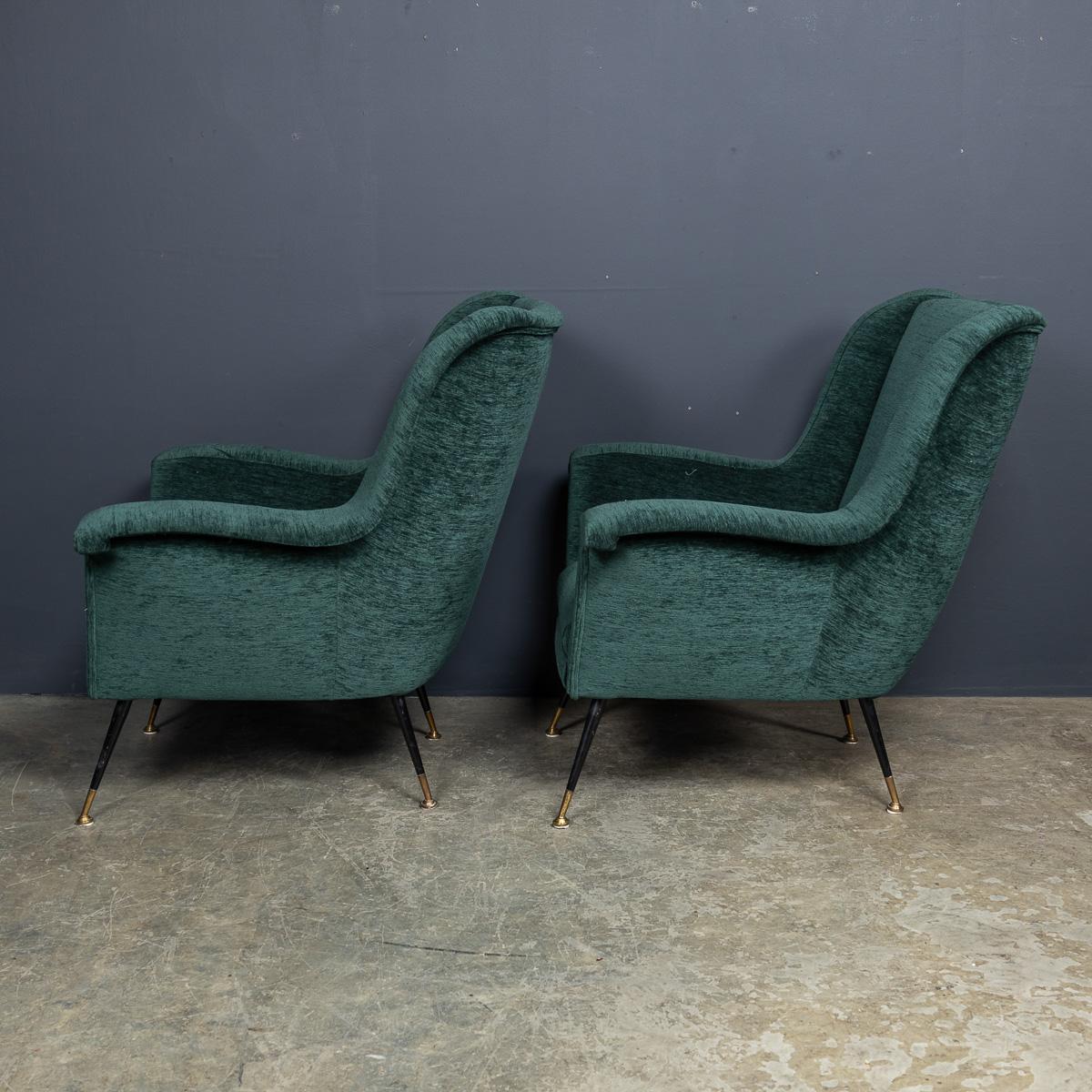 Paire de fauteuils italiens en tissu vert et laiton du milieu du 20e siècle, c.1950 Bon état - En vente à Royal Tunbridge Wells, Kent