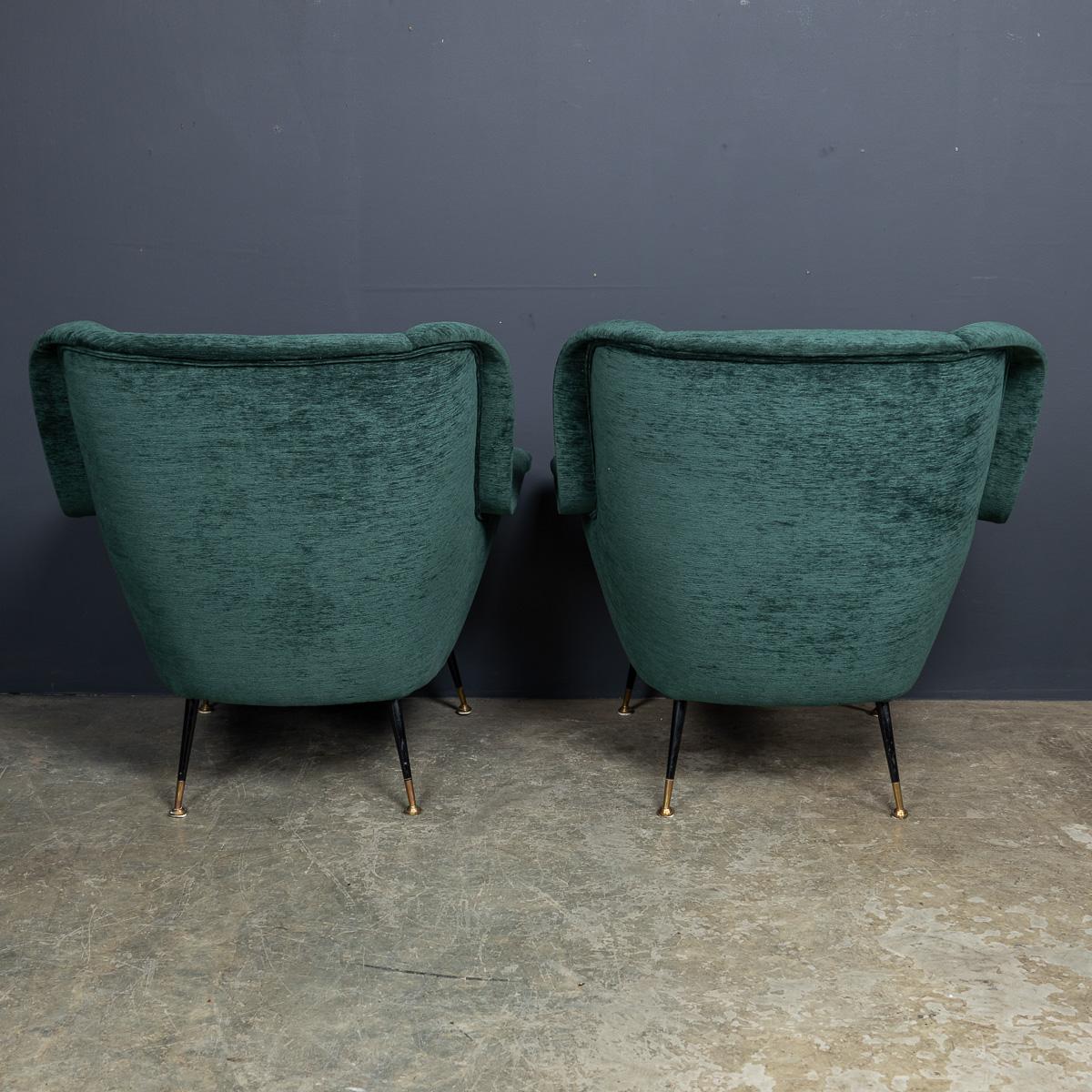 20ième siècle Paire de fauteuils italiens en tissu vert et laiton du milieu du 20e siècle, c.1950 en vente