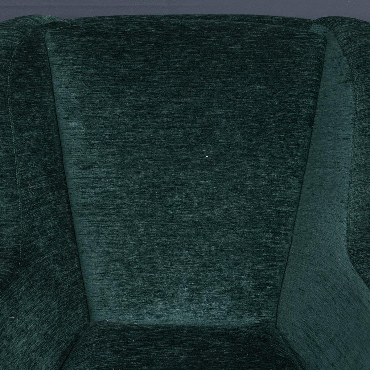 Tissu Paire de fauteuils italiens en tissu vert et laiton du milieu du 20e siècle, c.1950 en vente