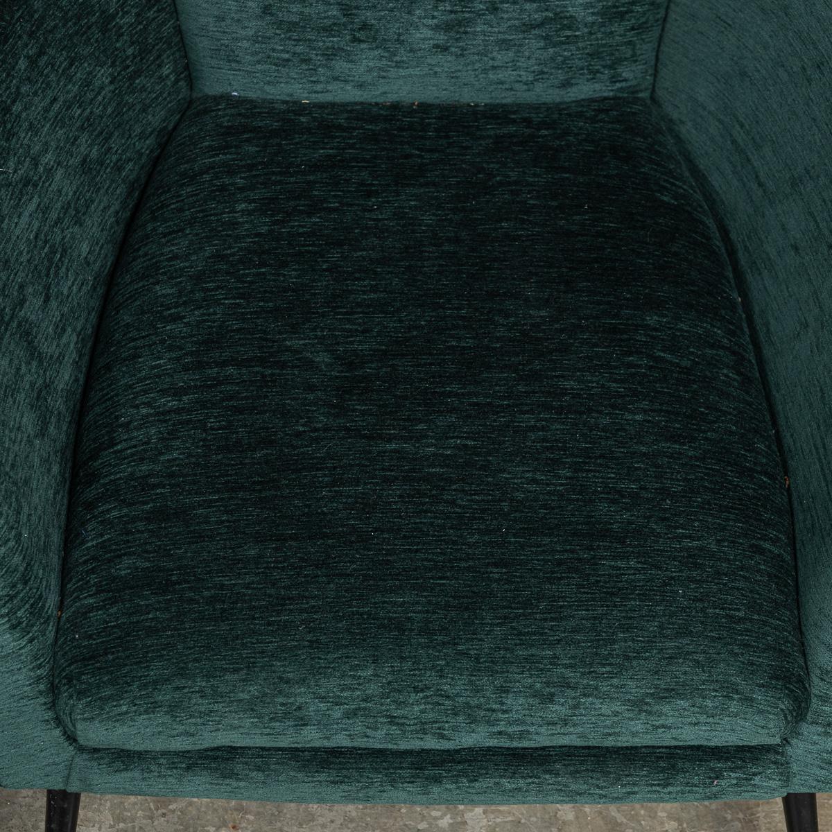 Paire de fauteuils italiens en tissu vert et laiton du milieu du 20e siècle, c.1950 en vente 1