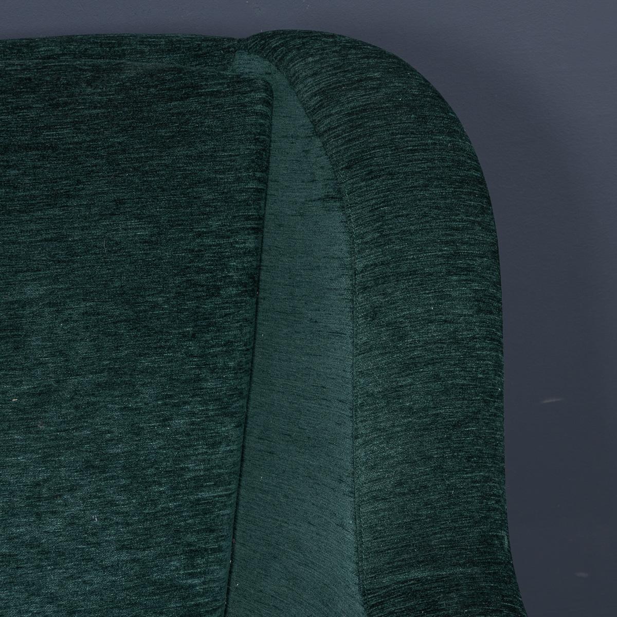 Paire de fauteuils italiens en tissu vert et laiton du milieu du 20e siècle, c.1950 en vente 3
