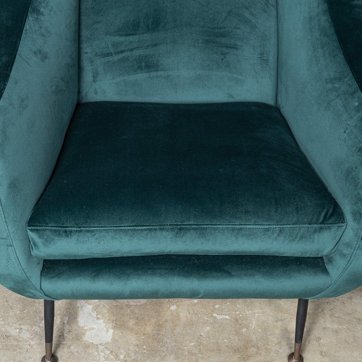 Paire de fauteuils italiens en velours vert et laiton du milieu du XXe siècle, c.1950 en vente 4