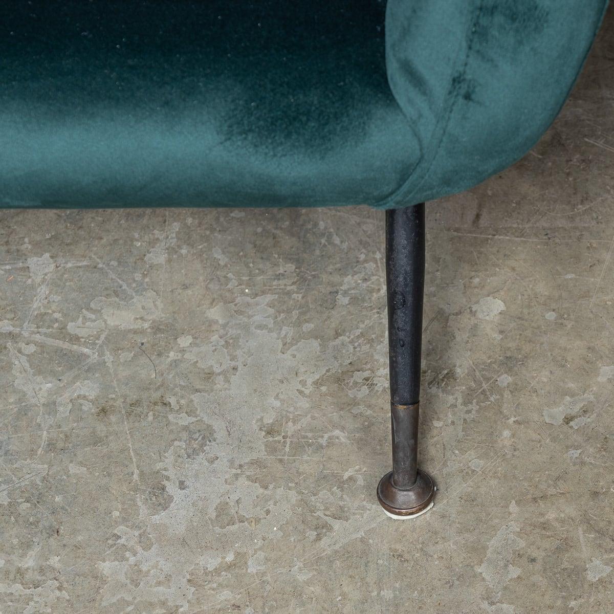 Paire de fauteuils italiens en velours vert et laiton du milieu du XXe siècle, c.1950 en vente 10