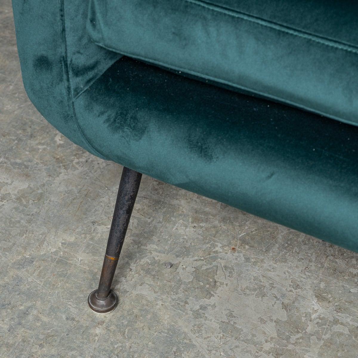 Paire de fauteuils italiens en velours vert et laiton du milieu du XXe siècle, c.1950 en vente 11
