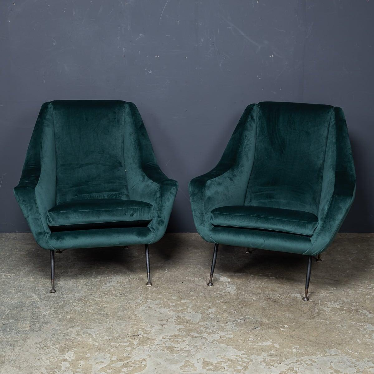 Cette paire de fauteuils du milieu du XXe siècle, fabriquée en Italie dans les années 1950, a été recouverte d'un luxueux velours vert foncé et complétée par les pieds en métal d'origine, coiffés de laiton. En superbe état, ils offrent une occasion